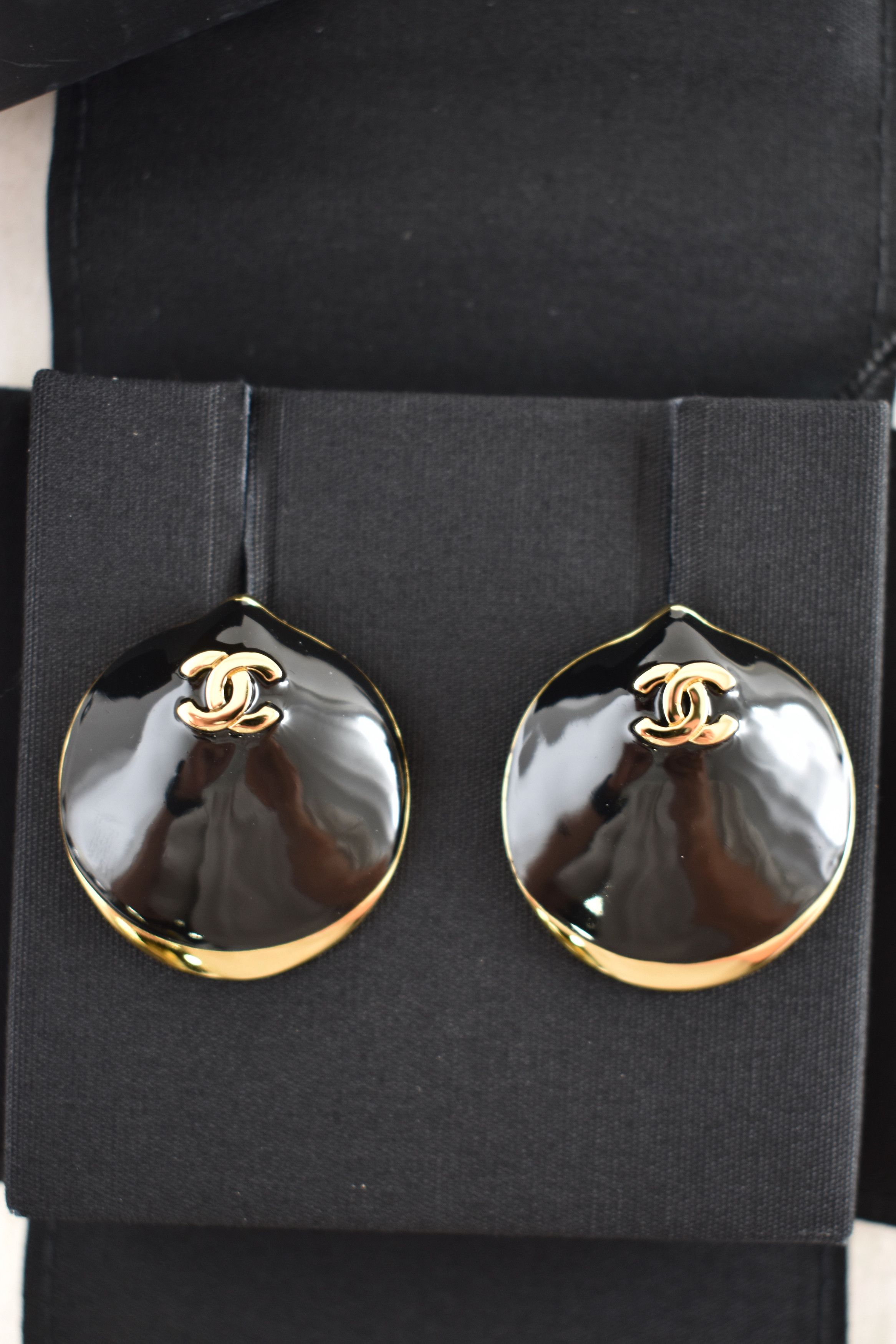 Chanel 26M Coco Beach Gold Shell Seashell CC Logo Dangle Earrings Size ONE SIZE - 13 Thumbnail