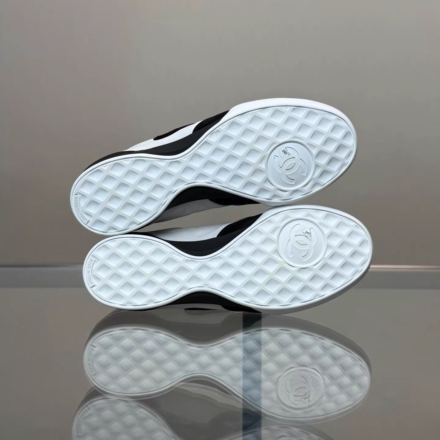 Chanel CHANEL 26S Black White Colorblock Deerfield Sneaker 38 Size US 7.5 / IT 37.5 - 7 Thumbnail
