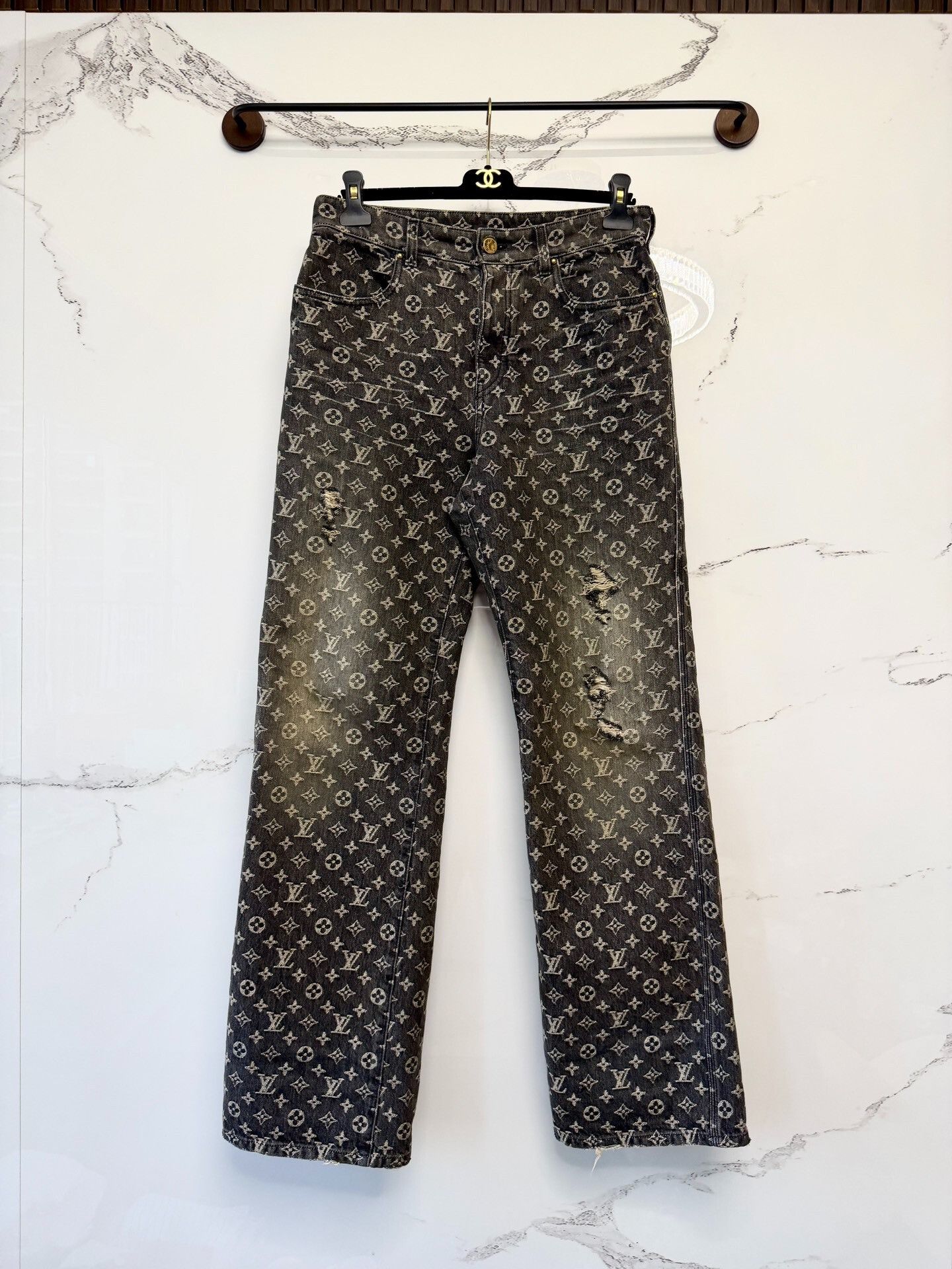 Louis Vuitton louis vuitton gray embroidered denim pants Size 30" / US 8 / IT 44 - 1 Thumbnail