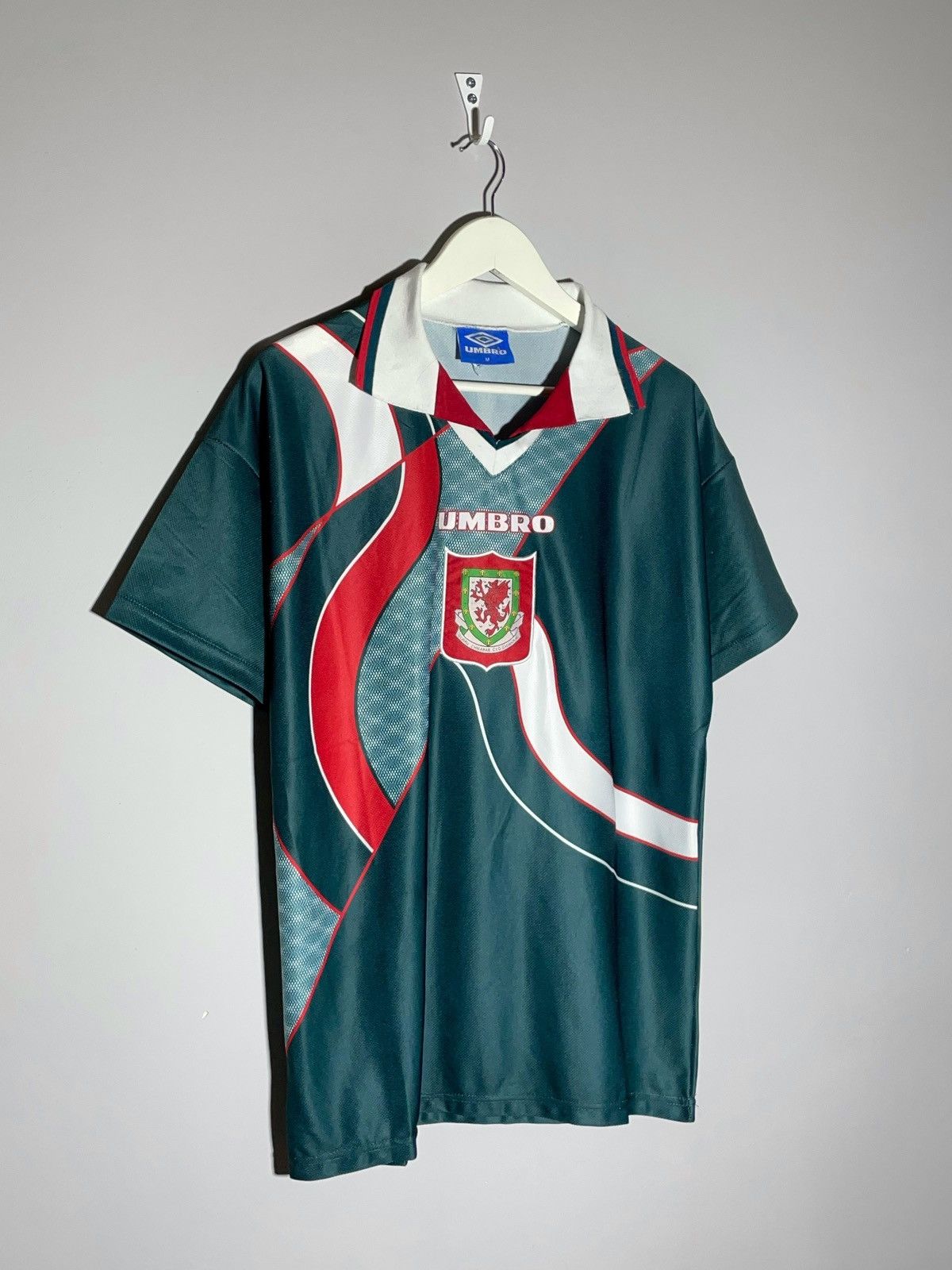 Umbro × Vintage National Team Wales Umbro 1994 Away Vintage Football Shirt Size US M / EU 48-50 / 2 - 2 Thumbnail