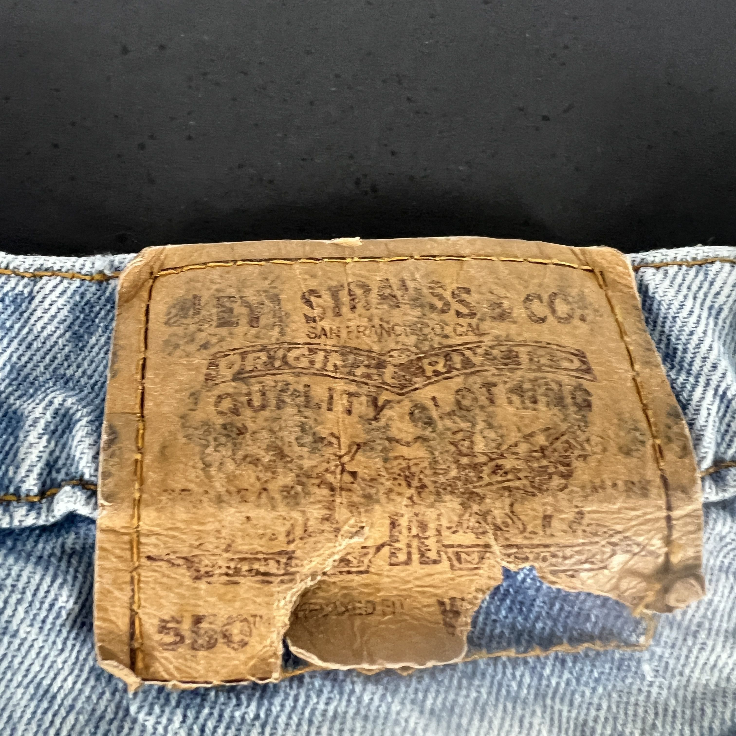 Levi's VTG Levi's Jeans 550 Relaxed Blue Thrashed Denim Orange Tab Size US 33 - 13 Thumbnail