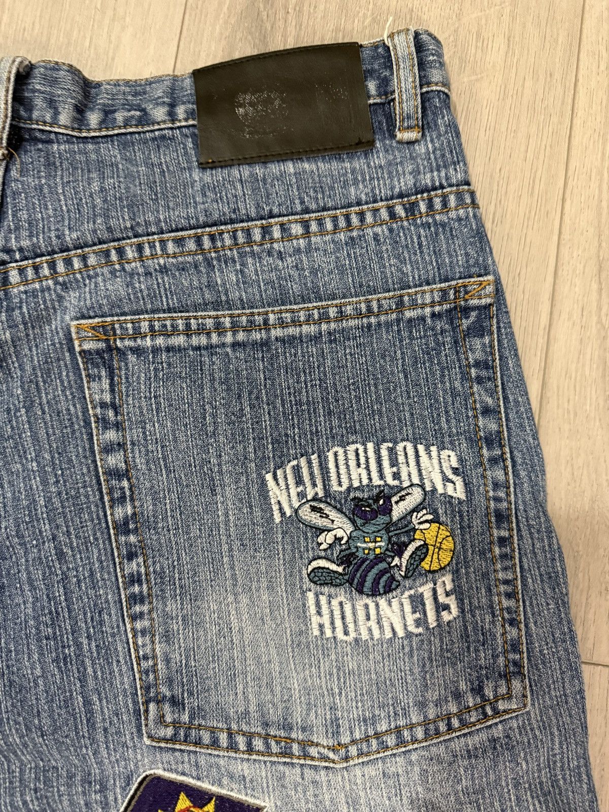 NBA Late 2000s NBA UNK Patch Team Logos Blue Baggy Jeans (37x33) Size US 37 - 7 Thumbnail