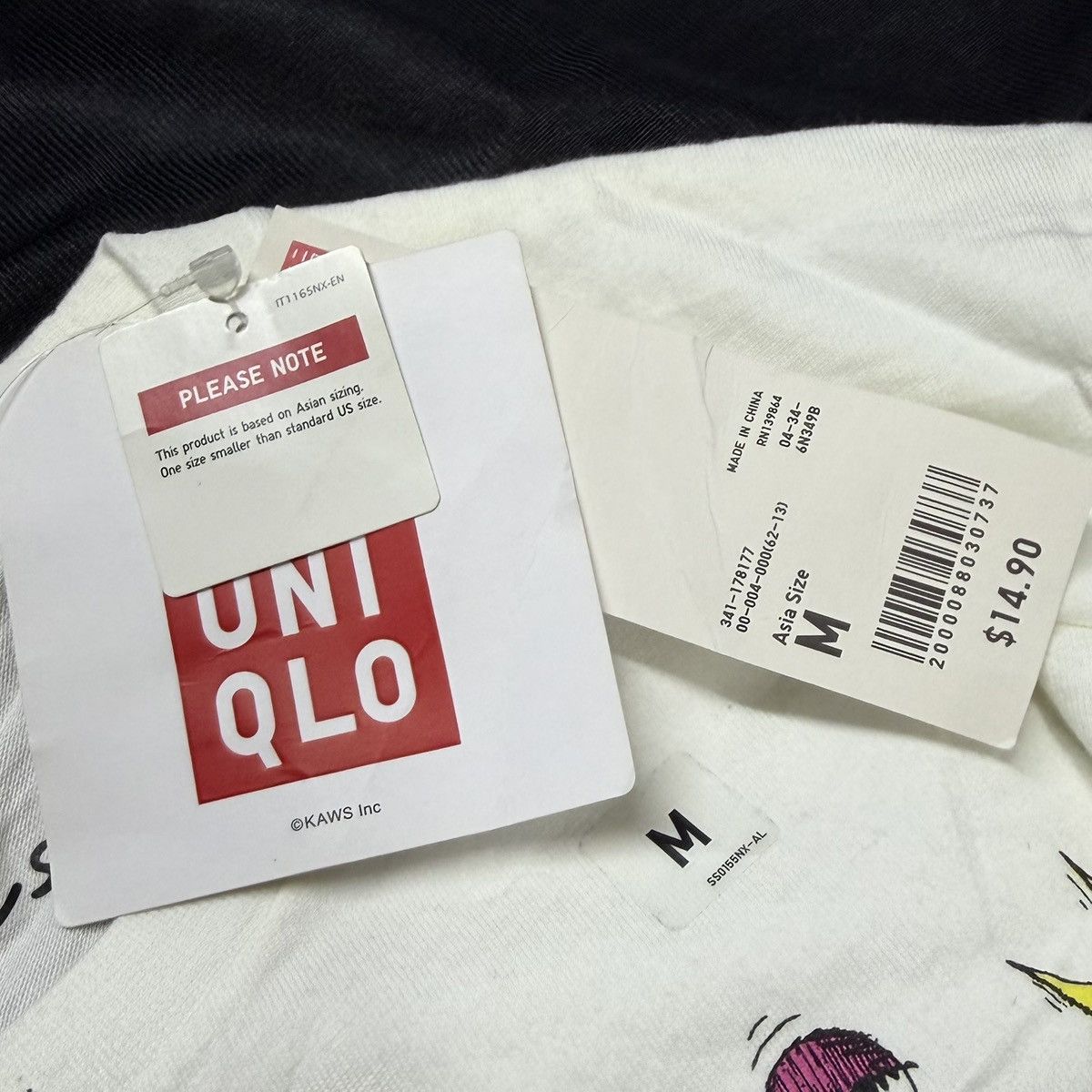 Kaws × Uniqlo Kaws x uniqlo letters graffiti tag Size US M / EU 48-50 / 2 - 4 Thumbnail