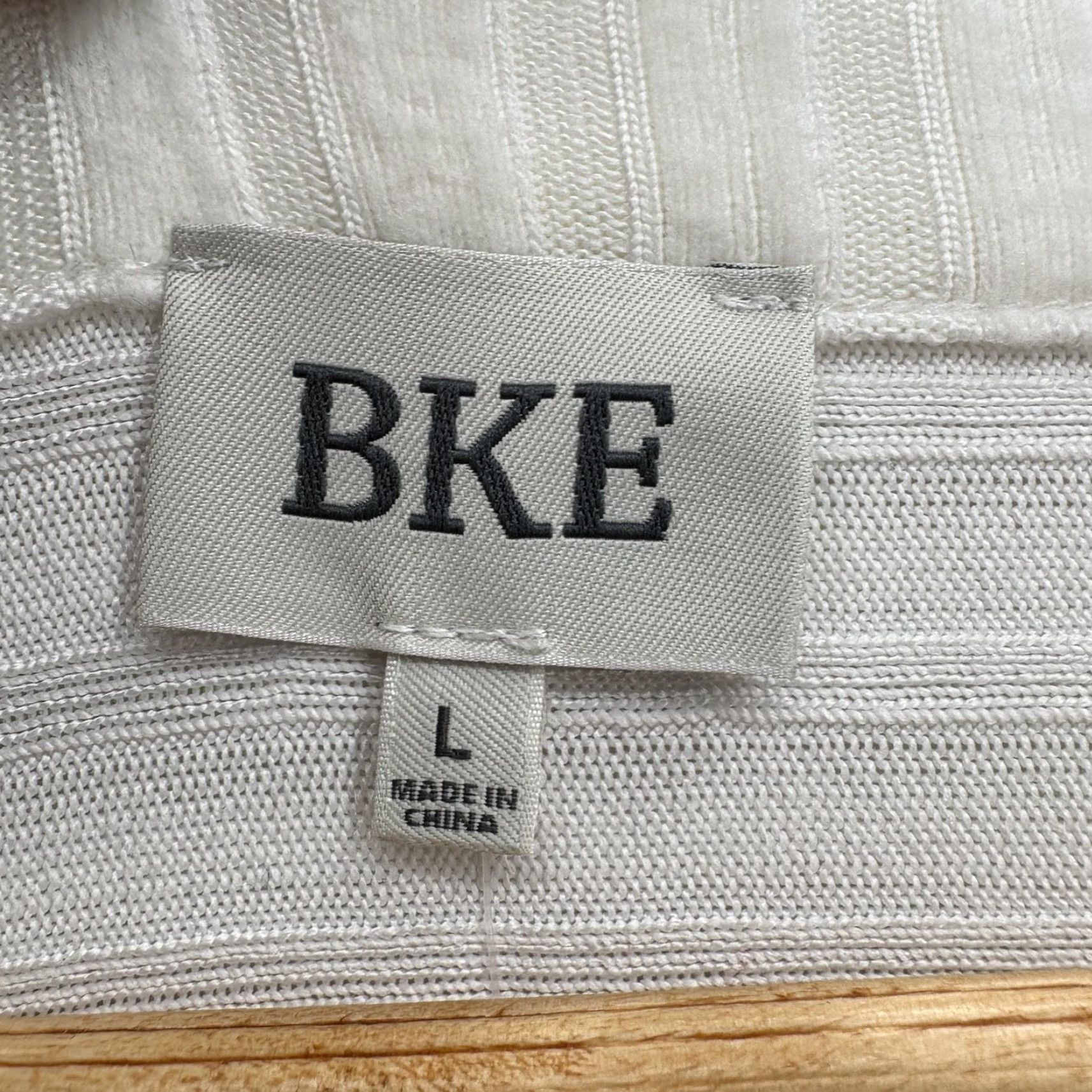 Vintage VINTAGE Buckle Shirt Womens Large White Ribbed V Neck Long Sleeve Knit Pullover NWT Size L / US 10 / IT 46 - 4 Thumbnail