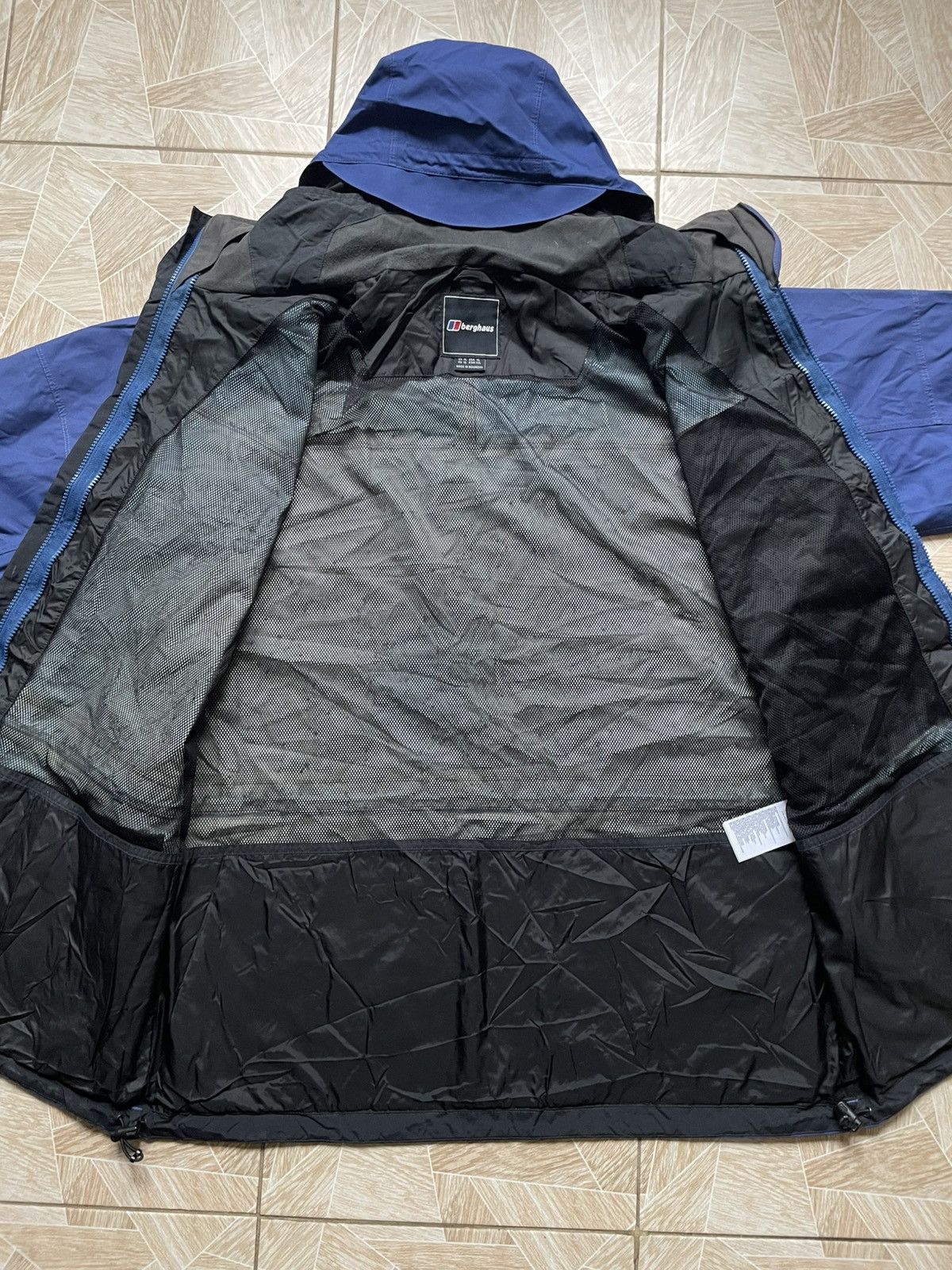 Berghaus × Vintage Berghaus AQ2 Rain Men's XL Waterproof Hooded Nylon Jacket Size US XL / EU 56 / 4 - 9 Thumbnail