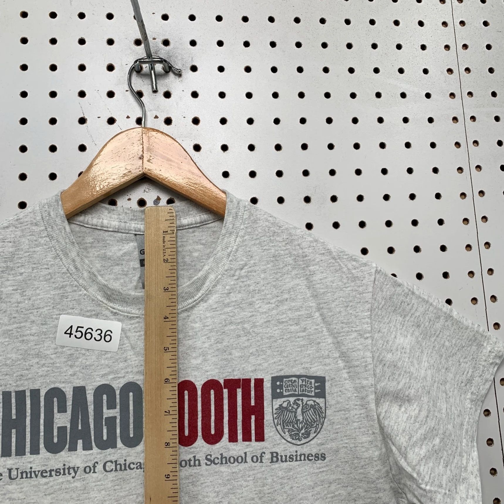 Gildan University Chicago Booth T Shirt Mens Small Gray School Of Business TEE Size US S / EU 44-46 / 1 - 7 Thumbnail