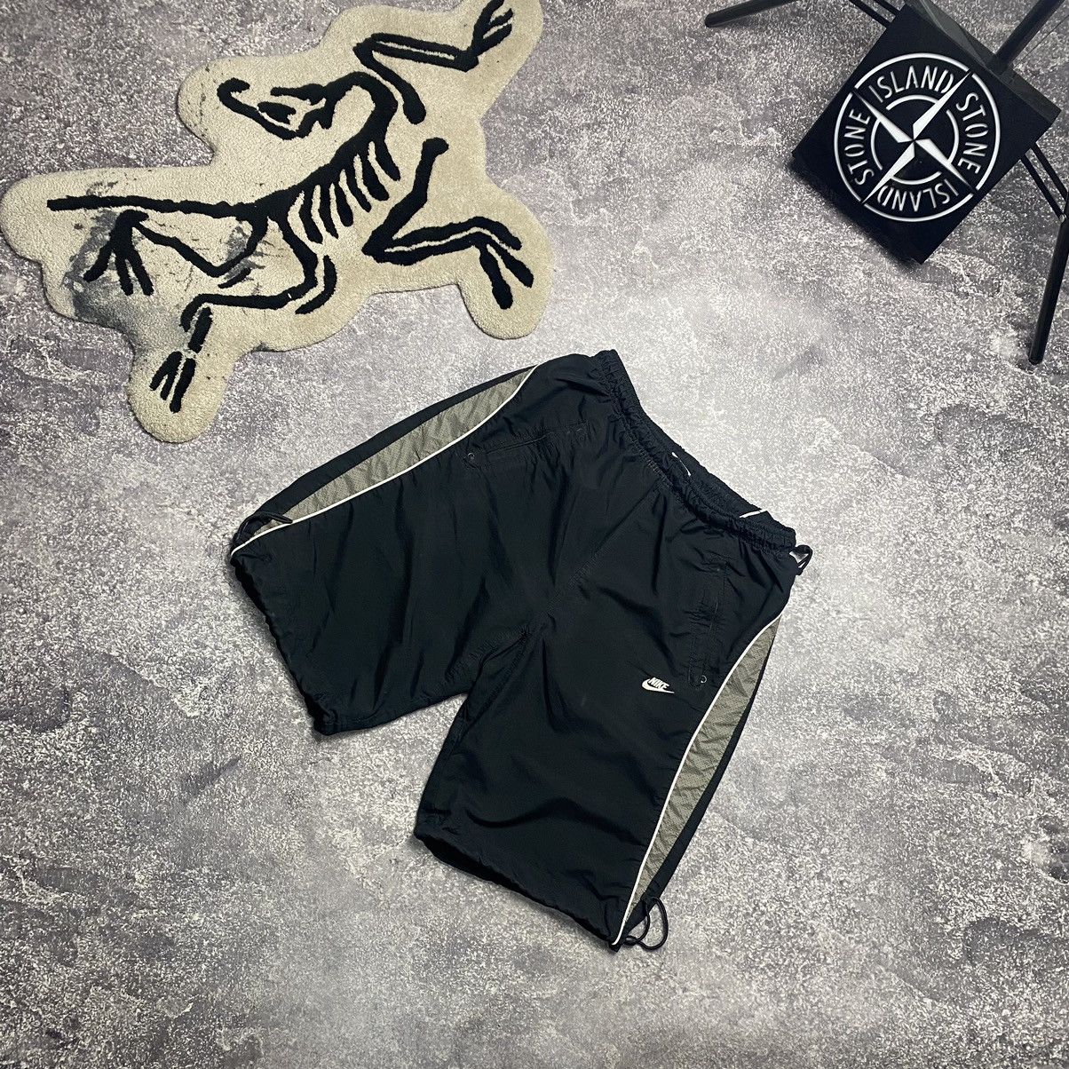 Vintage Vintage Nike Small Logo 90’s Puffs Nylon shorts Size US 32 / EU 48 - 1 Thumbnail