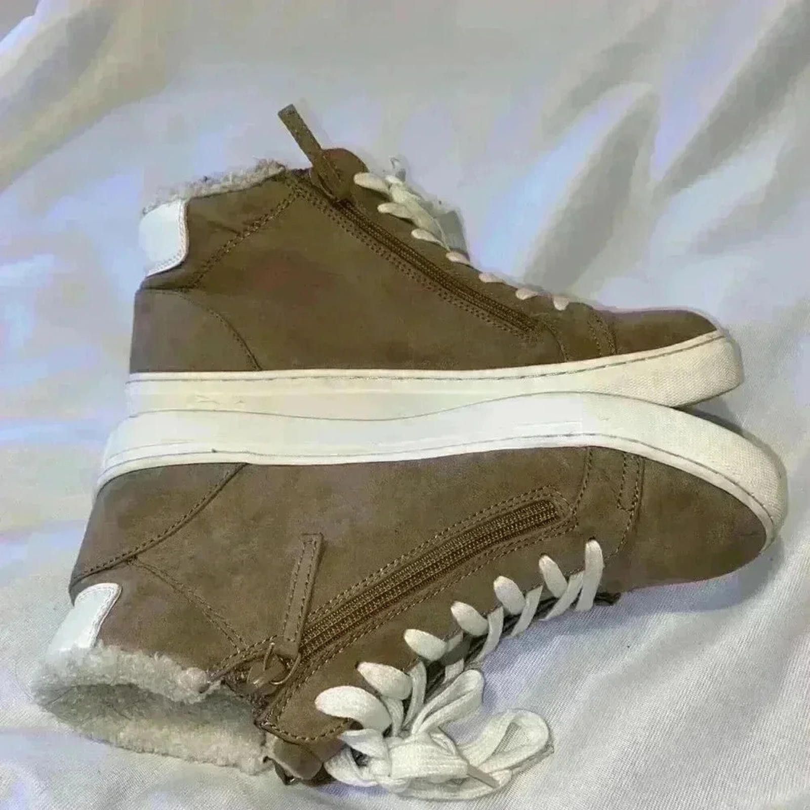 Other Universal Thread Tilly Sherpa Lined Hightop Sneakers Size 10 Size US 10 / IT 40 - 1 Thumbnail