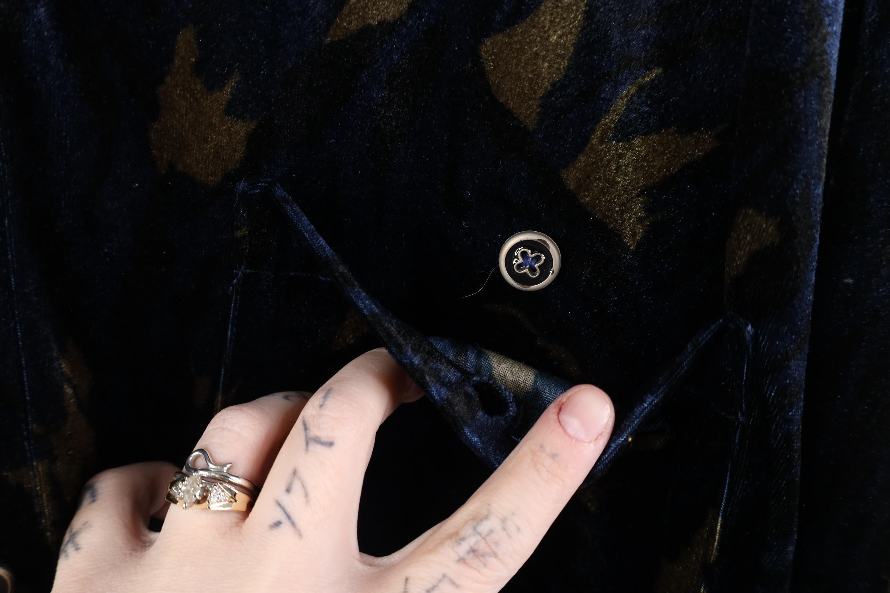 Vintage Vintage 90s Streetwear Tiger Velour Collared Button Shirt Size US XL / EU 56 / 4 - 4 Thumbnail