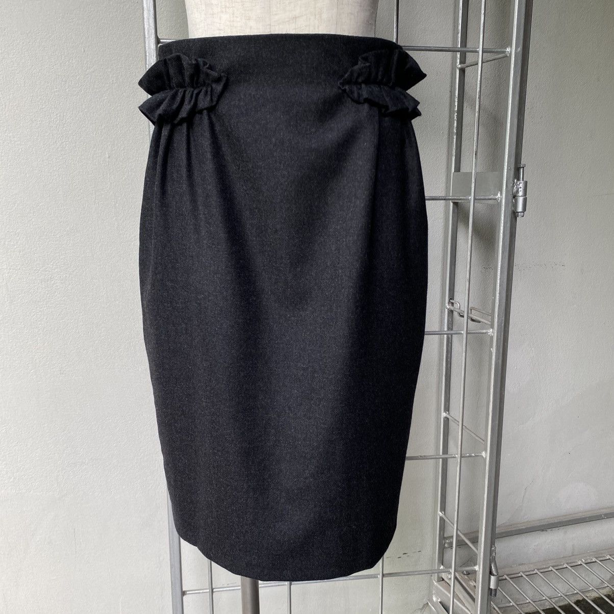 Moschino MOSCHINO Black Pencil Skirt with Side Ruffles Size 28" / US 6 / IT 42 - 3 Thumbnail