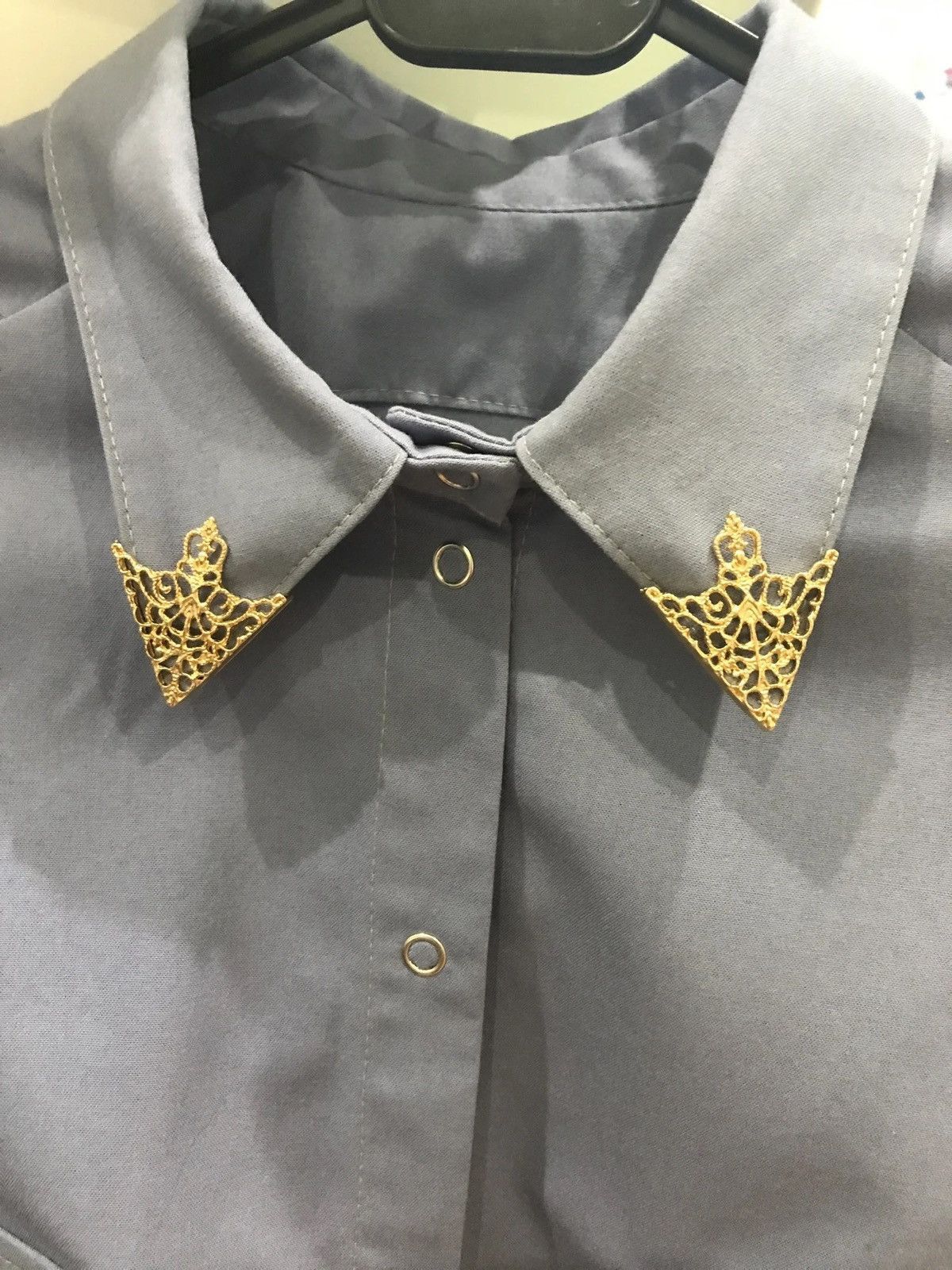 Jewelry Gold Triangle Shirt Collar Brooches Size ONE SIZE - 6 Thumbnail