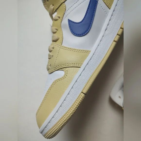 Nike Nike Air Jordan 1 Mid Sneakers Lace Up Logo Pastel Yellow 8 Size US 8 / IT 38 - 6 Thumbnail
