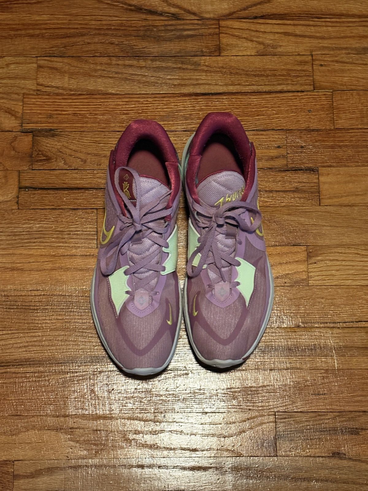 Nike Kyrie 5 low orchid Size US 15 / EU 48 - 1 Thumbnail