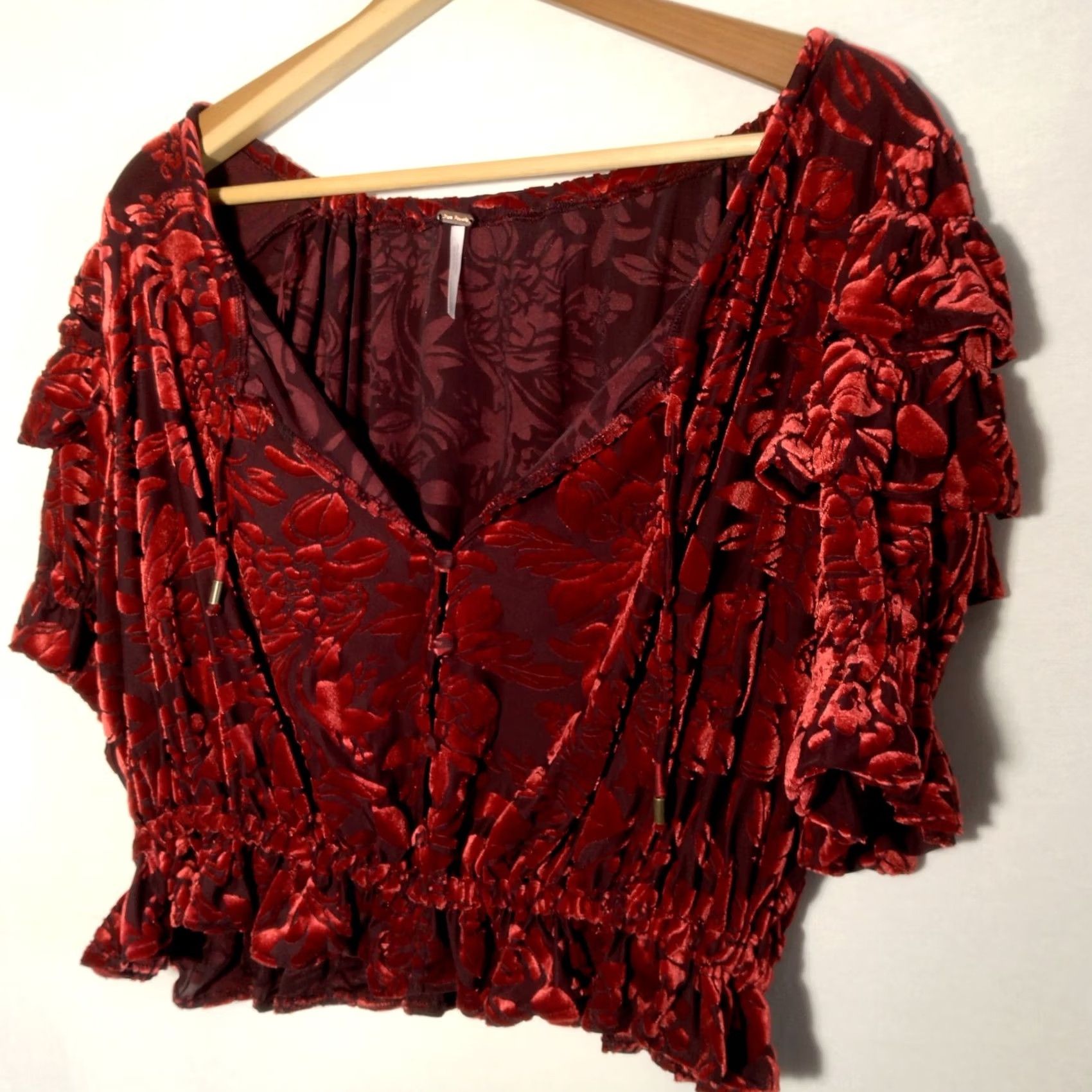 Free People Free People Shirt S Red Floral Velour Crop V-Neck Puff Sleeve Ruffle Velveteen Dream Blouse Size S / US 4 / IT 40 - 4 Thumbnail