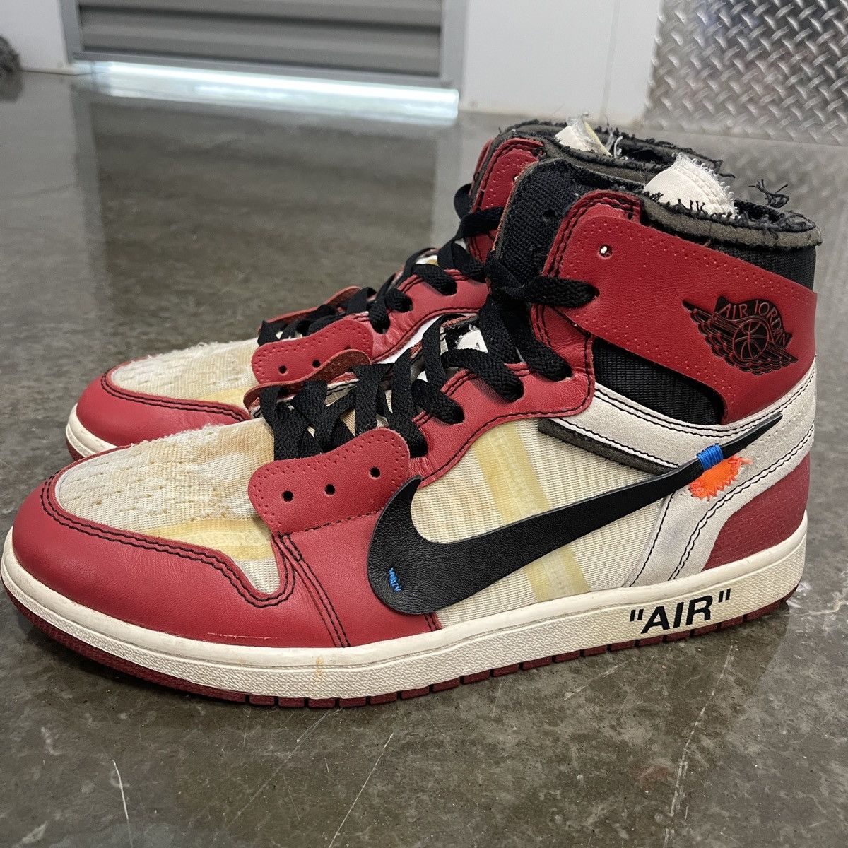 Jordan Brand × Off-White Off-White x Air Jordan 1 Retro High OG 'Chicago' Size US 10.5 / EU 43-44 - 1 Thumbnail