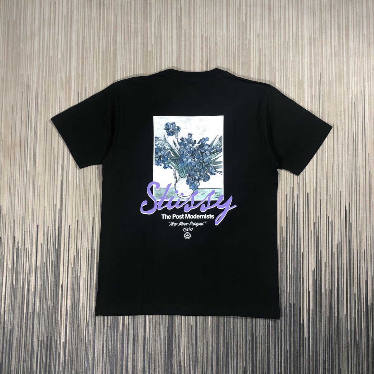 【STUSSY】POST MODERNISTS TEE STUSSY POST MODERNISTS TEE- BLACK – COSMOTOG