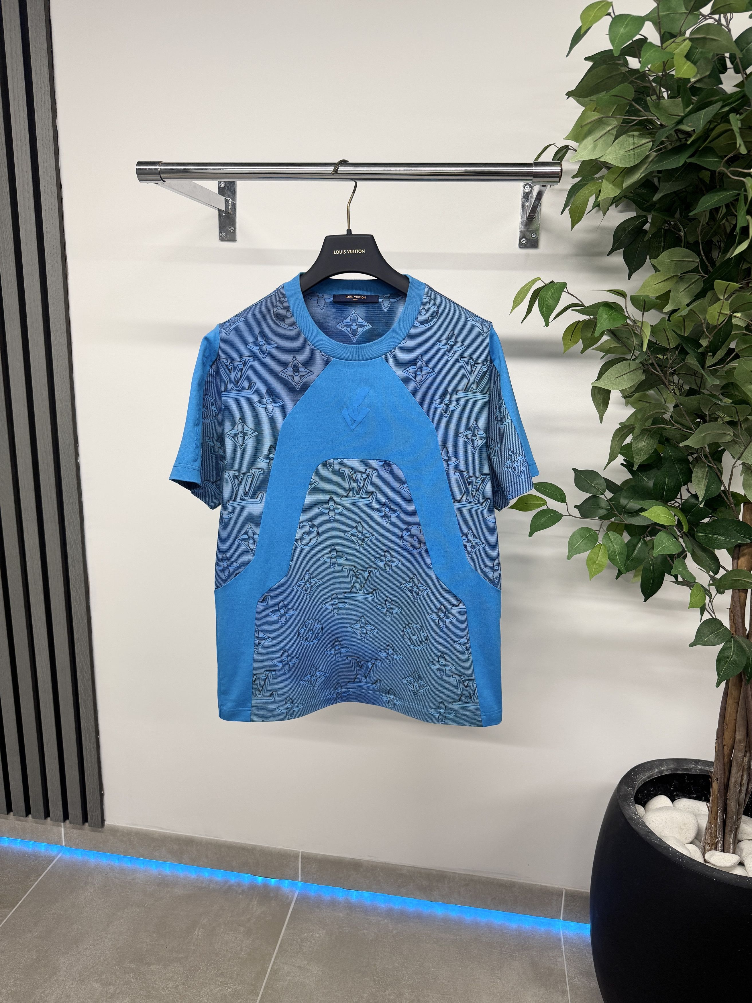 Louis Vuitton Louis Vuitton 1A9GN3 2054 Intarsia T-Shirt In Blue RRP £895 Size US S / EU 44-46 / 1 - 1 Thumbnail