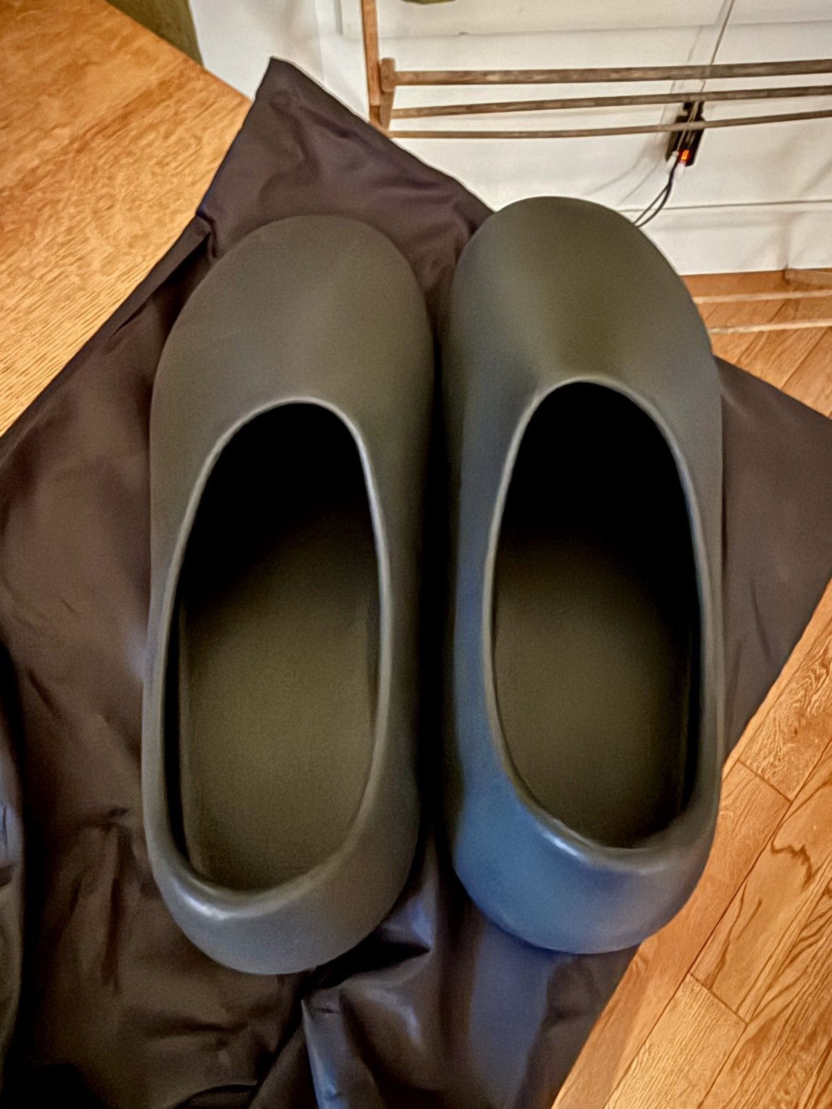 Yeezy YZY SL-01 — DS Size 12 Size US 12 / EU 45 - 3 Thumbnail