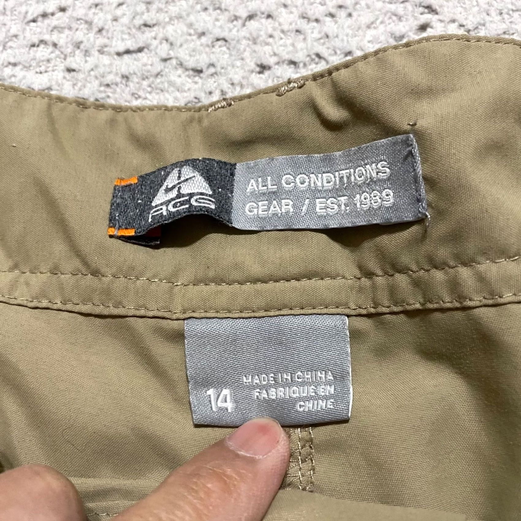 Nike ACG Nike ACG Shorts Beige Cargo Outdoor Hiking Womens 14 Adjustable Pockets- 4 in Inseam Casual Activewear Mens Womens Girls Size 36" / US 14 / IT 50 - 3 Thumbnail
