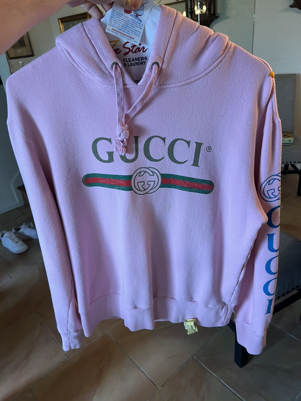 GUCCI パーカー　 ヴィンテージロゴ 刺繍 龍 ピンク Gucci Pink Vintage Logo Hoodie with Dragon | Hypebae