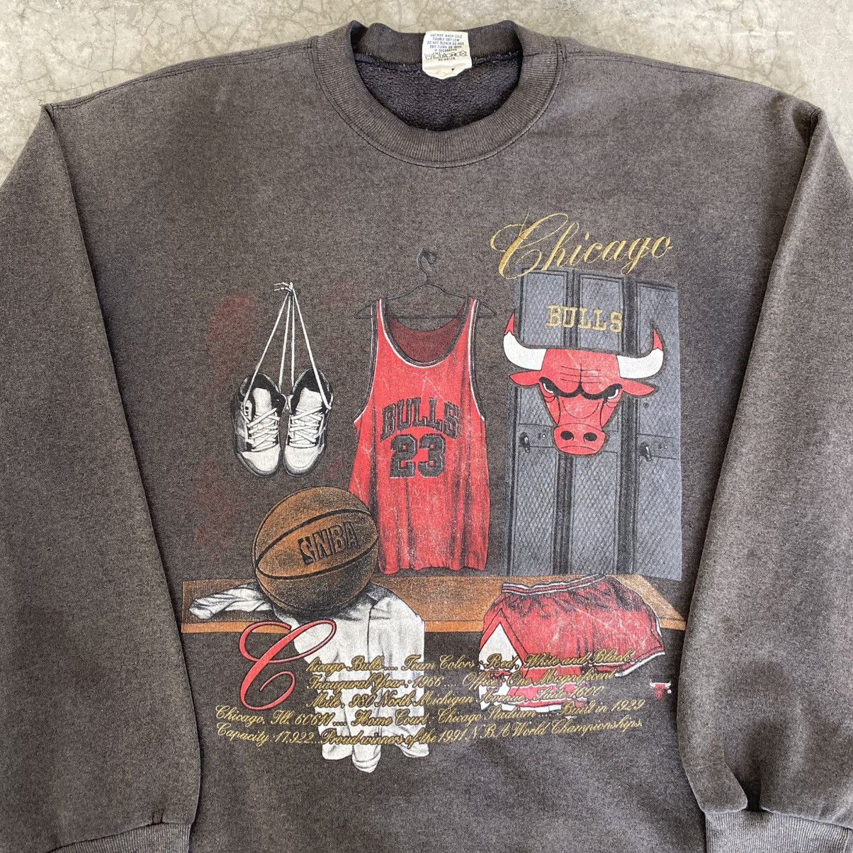 NBA VTG 90’s Chicago Bulls MJ Sun Faded Crewneck Sweatshirt Size US L / EU 52-54 / 3 - 4 Thumbnail