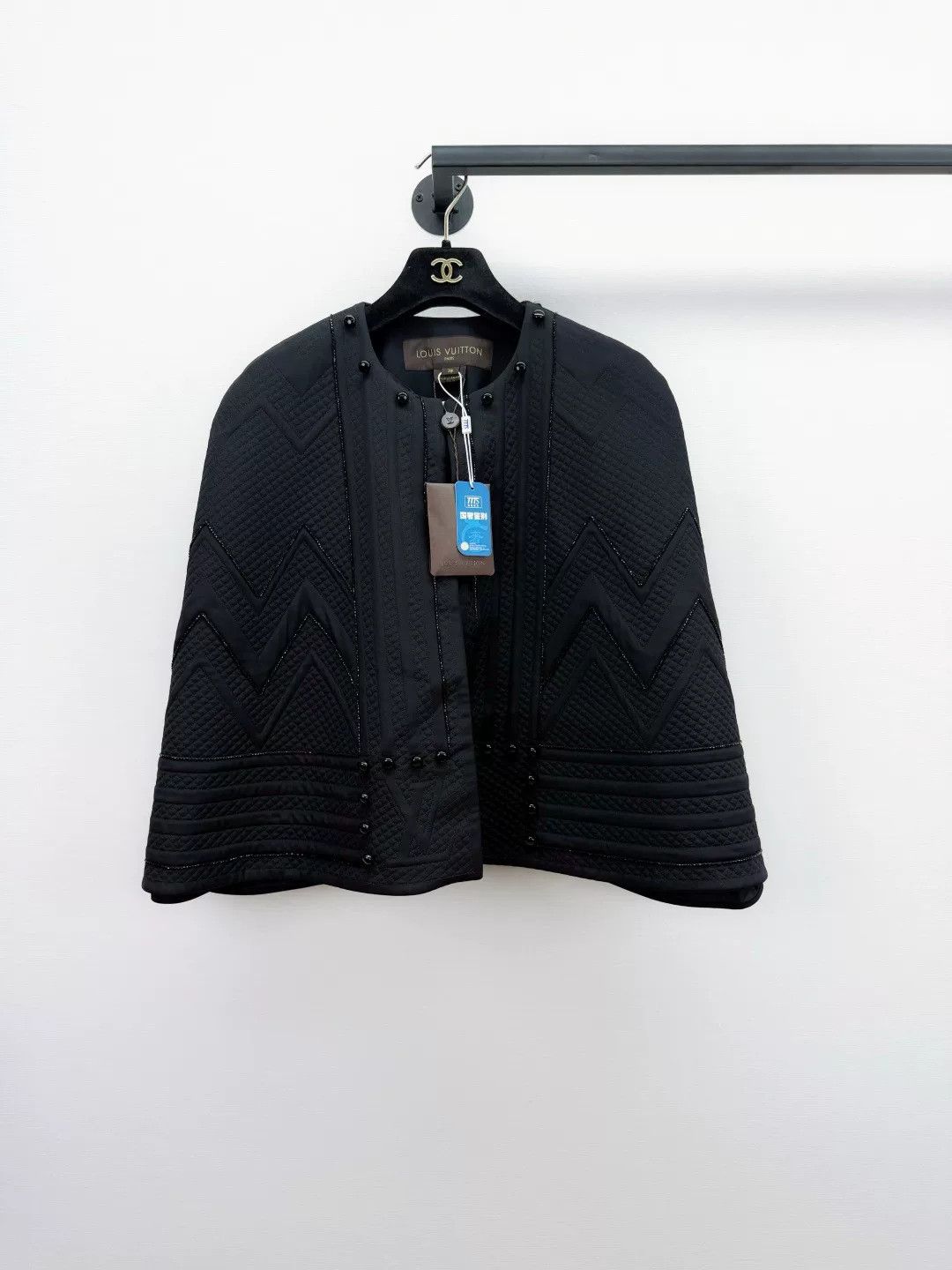 Louis Vuitton Louis Vuitton New Cloak Shawl with Tags Size ONE SIZE - 1 Thumbnail