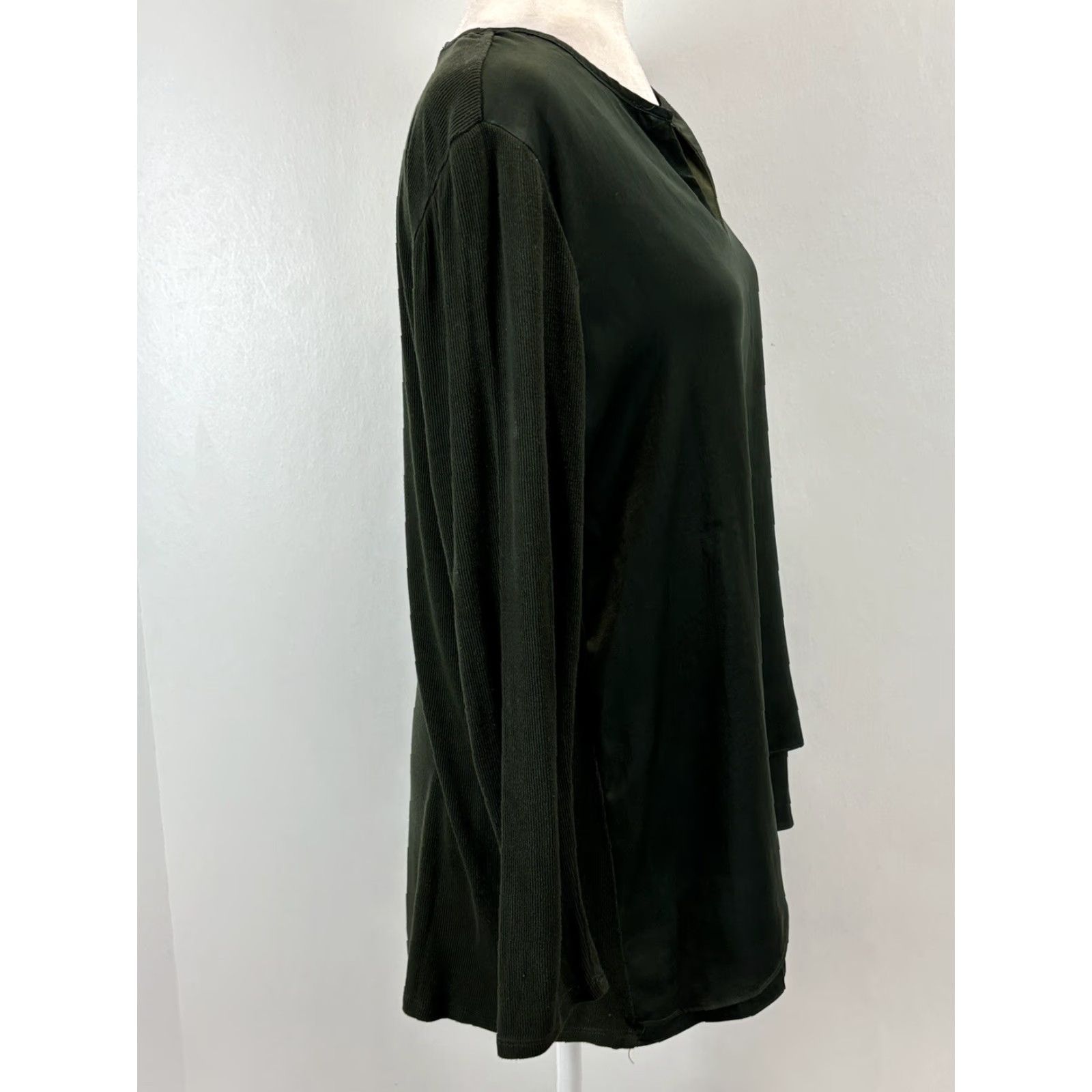 Soft Surroundings SOFT SURROUNDINGS Satin Front Layered Tunic Shirt Long Sleeve Green Medium Women Blouse Satin Tunic Green Womens M Size M / US 6-8 / IT 42-44 - 4 Thumbnail