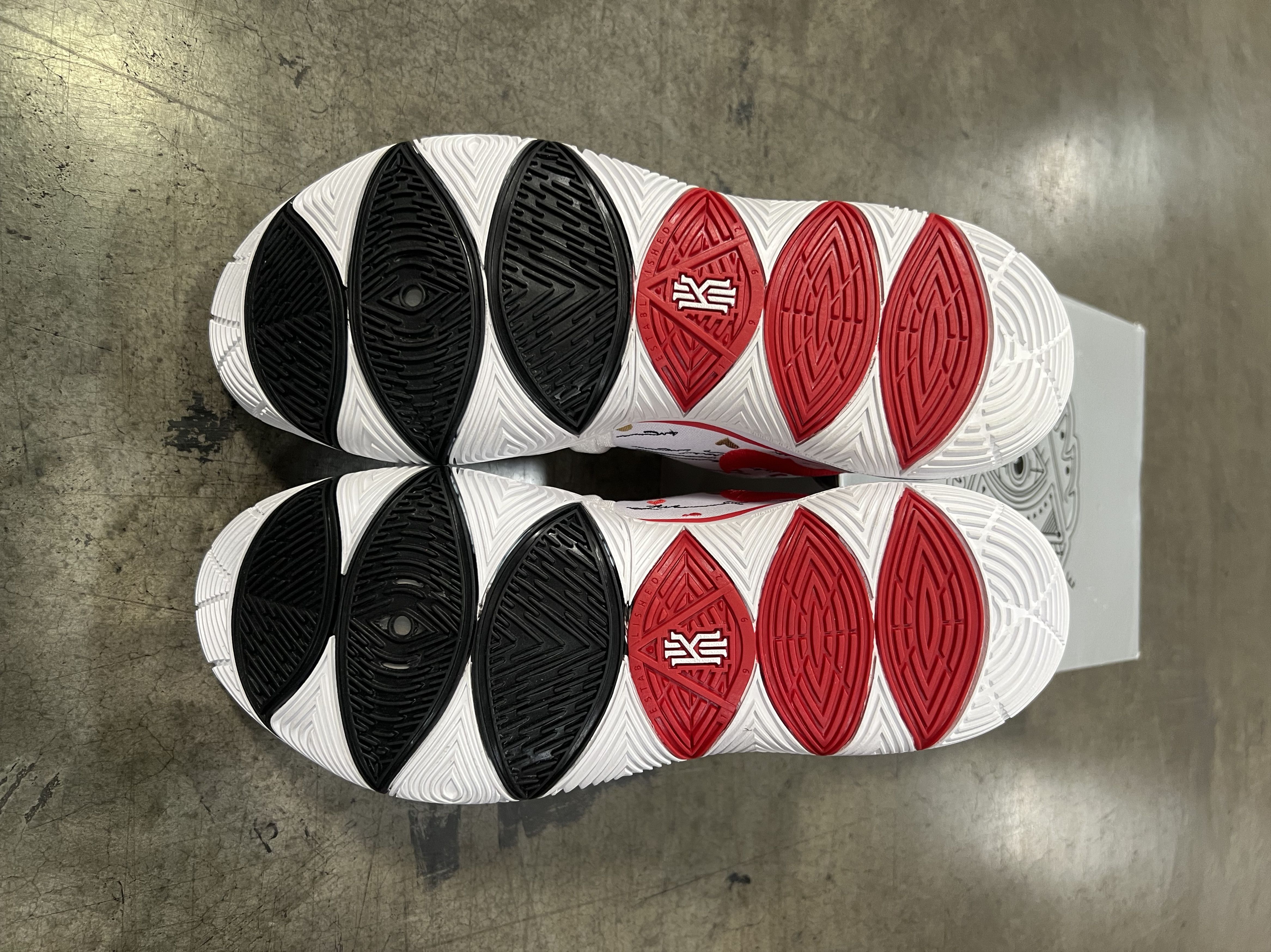 Nike Nike Kyrie 5 Sneaker Room Mom White Size US 11.5 / EU 44-45 - 6 Thumbnail