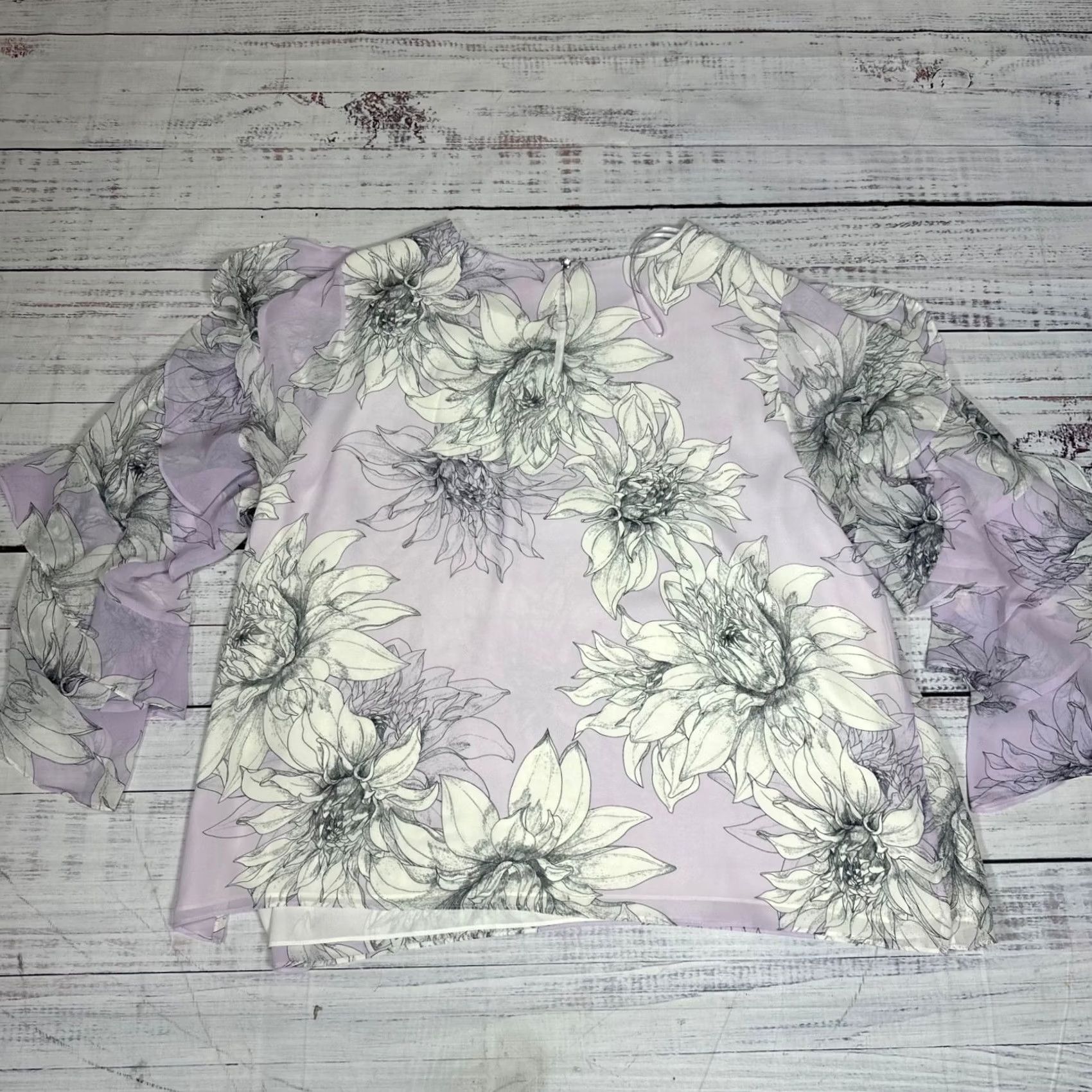 Vince Camuto Vince Camuto Womens Blouse 3X Lilac/White Long Ruffled Sleeve Floral Keyhole Size XXL / US 16-18 / IT 52-54 - 4 Thumbnail