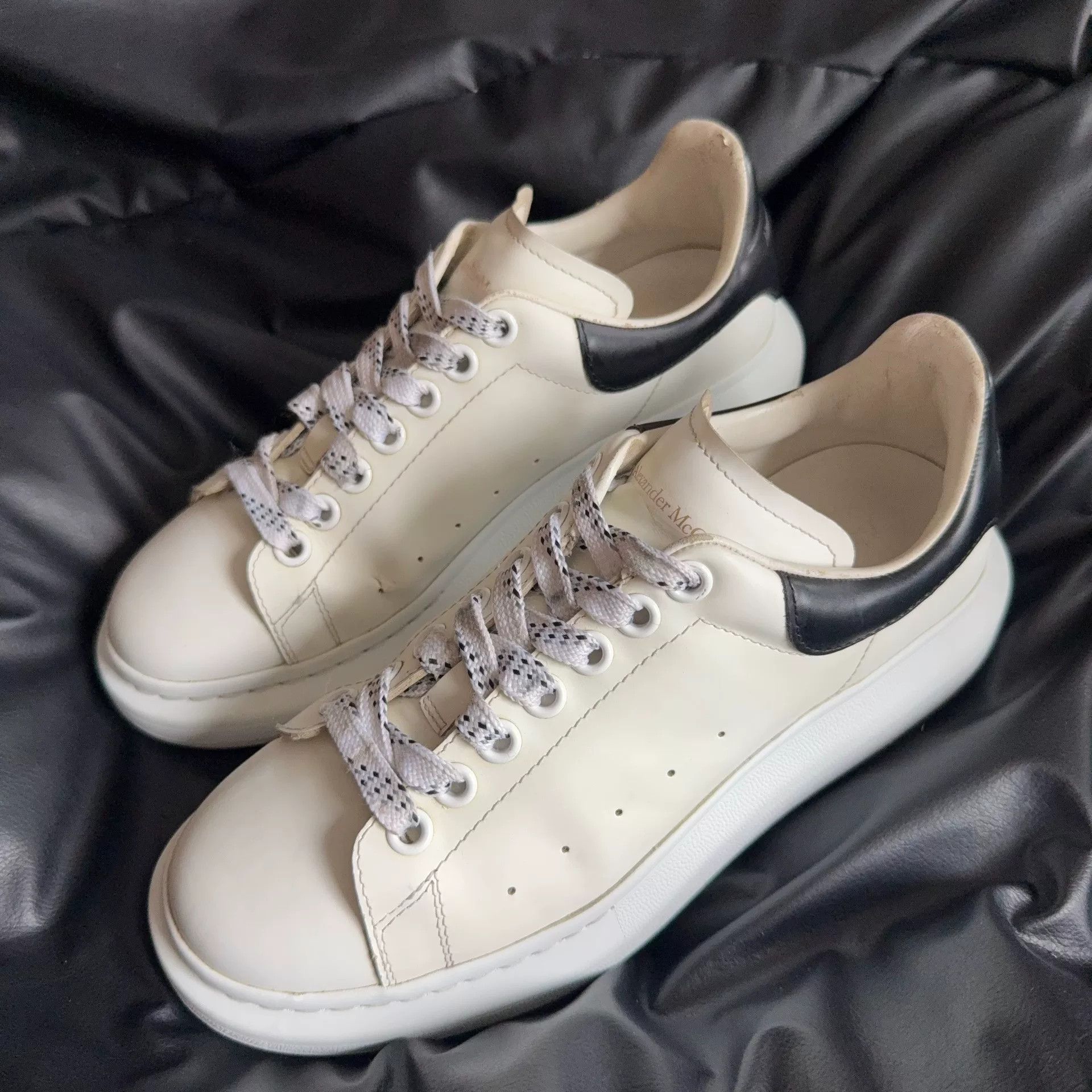 Alexander McQueen Alexander McQueen Black Lowtop Sneakers 40 Men Size US 7.5 / EU 40-41 - 1 Thumbnail