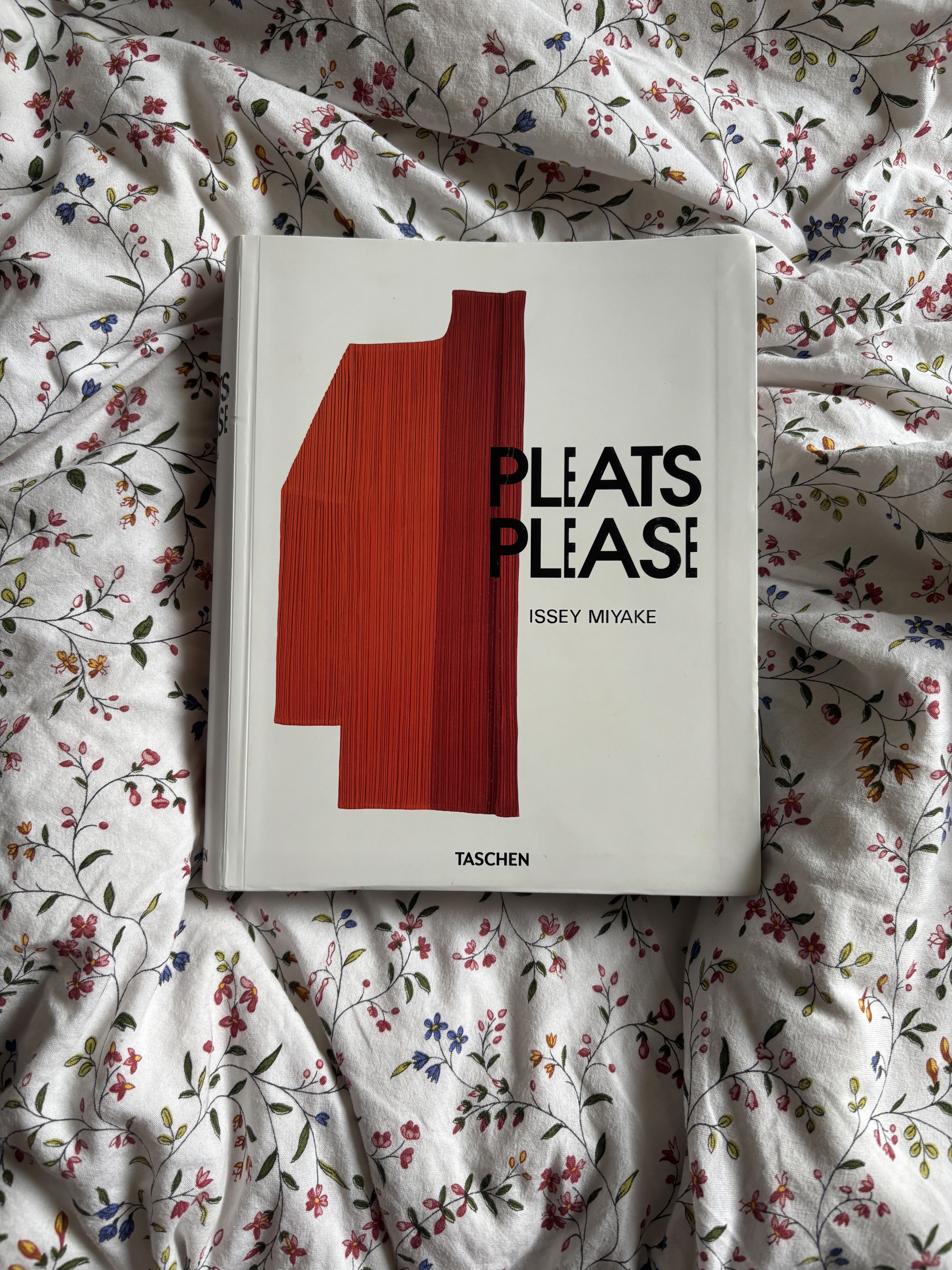 Issey Miyake Issey Miyake Pleats Please Taschen Book Size ONE SIZE - 1 Thumbnail