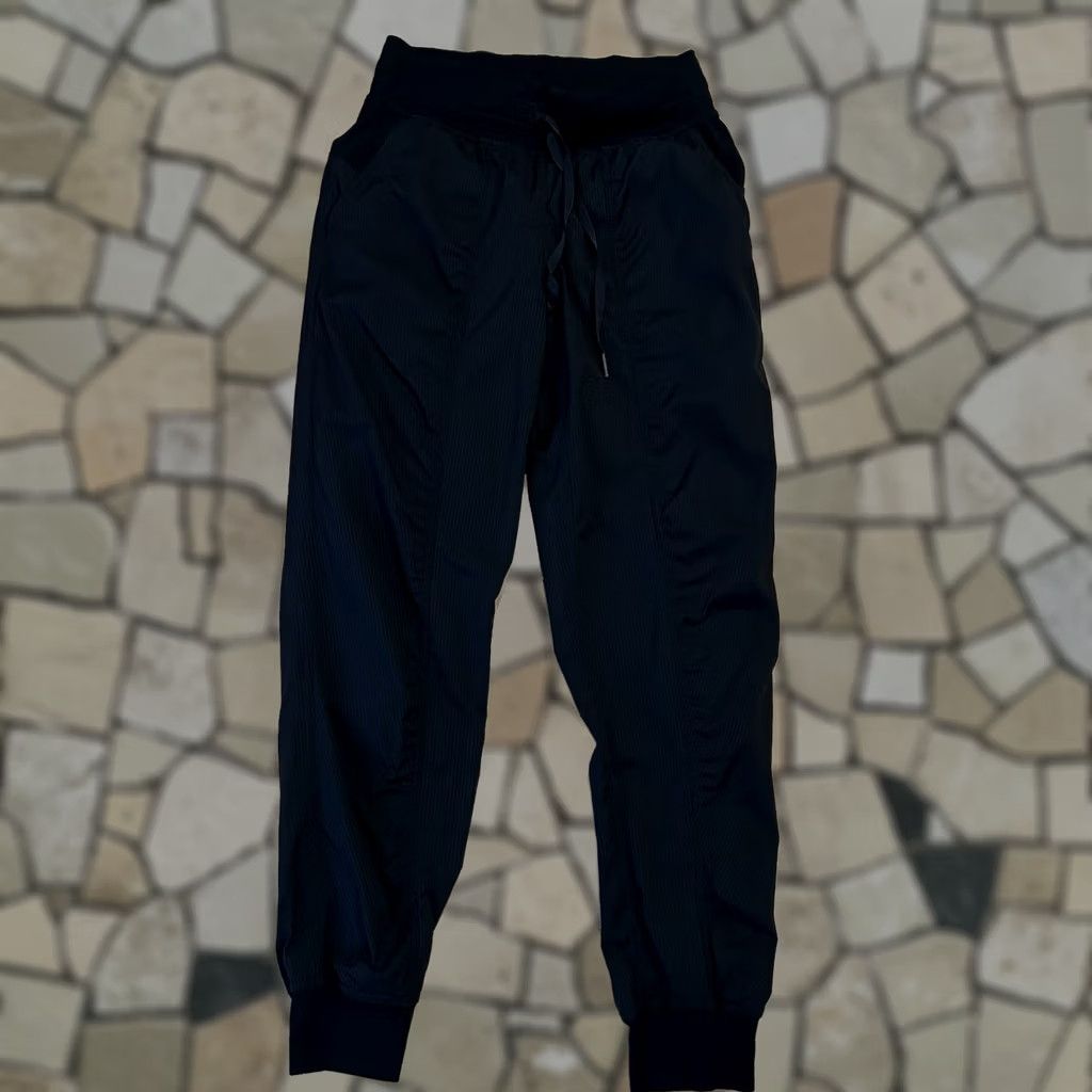 Lululemon Lululemon Dance Studio Mid-Rise Jogger Black Women’s 4 Adult Regular XS? Size 27" / US 4 / IT 40 - 1 Thumbnail