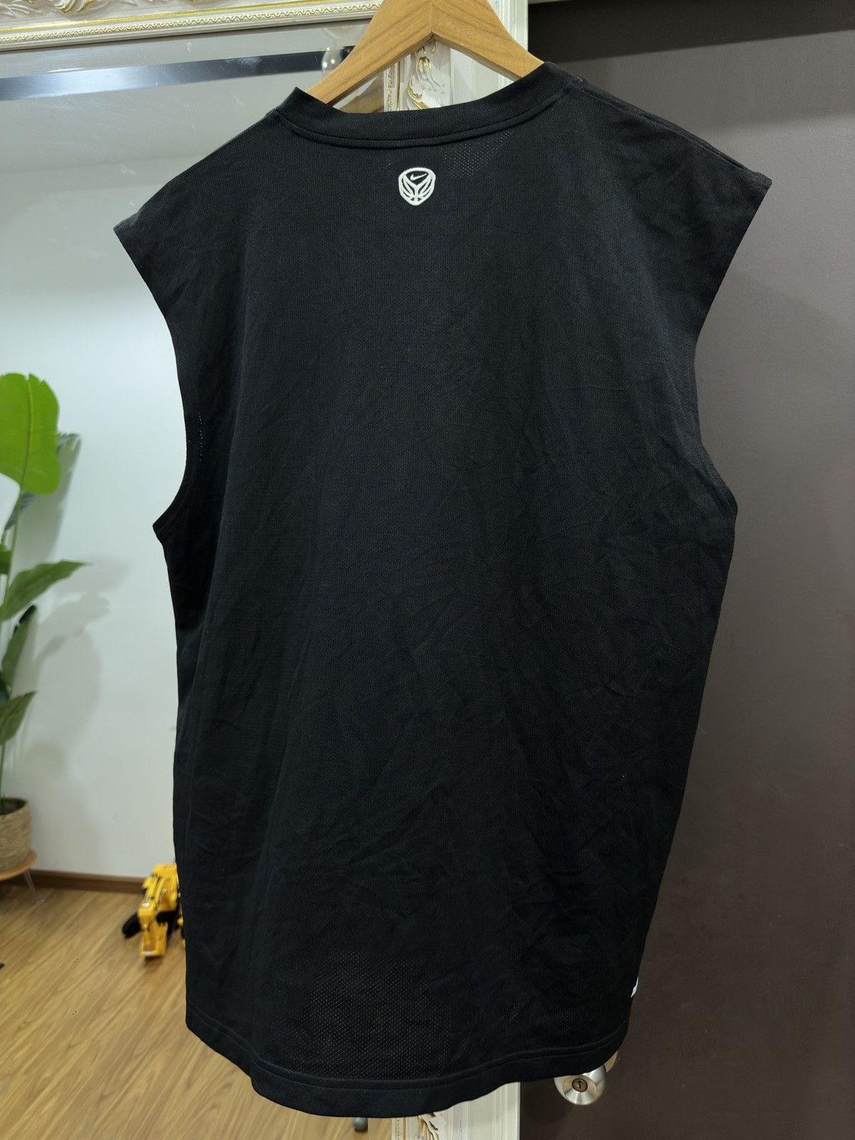 Nike Nike Swoosh Centre V Neck Sleeveless Jersey Size US XL / EU 56 / 4 - 3 Thumbnail