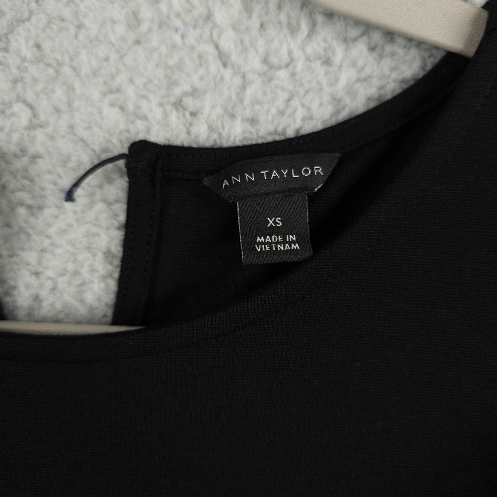 Ann Taylor Ann Taylor Dress Women XS Black Embroidered Puff Sleeve Ponte Shift Stretch FLAW Size XS / US 0-2 / IT 36-38 - 3 Thumbnail