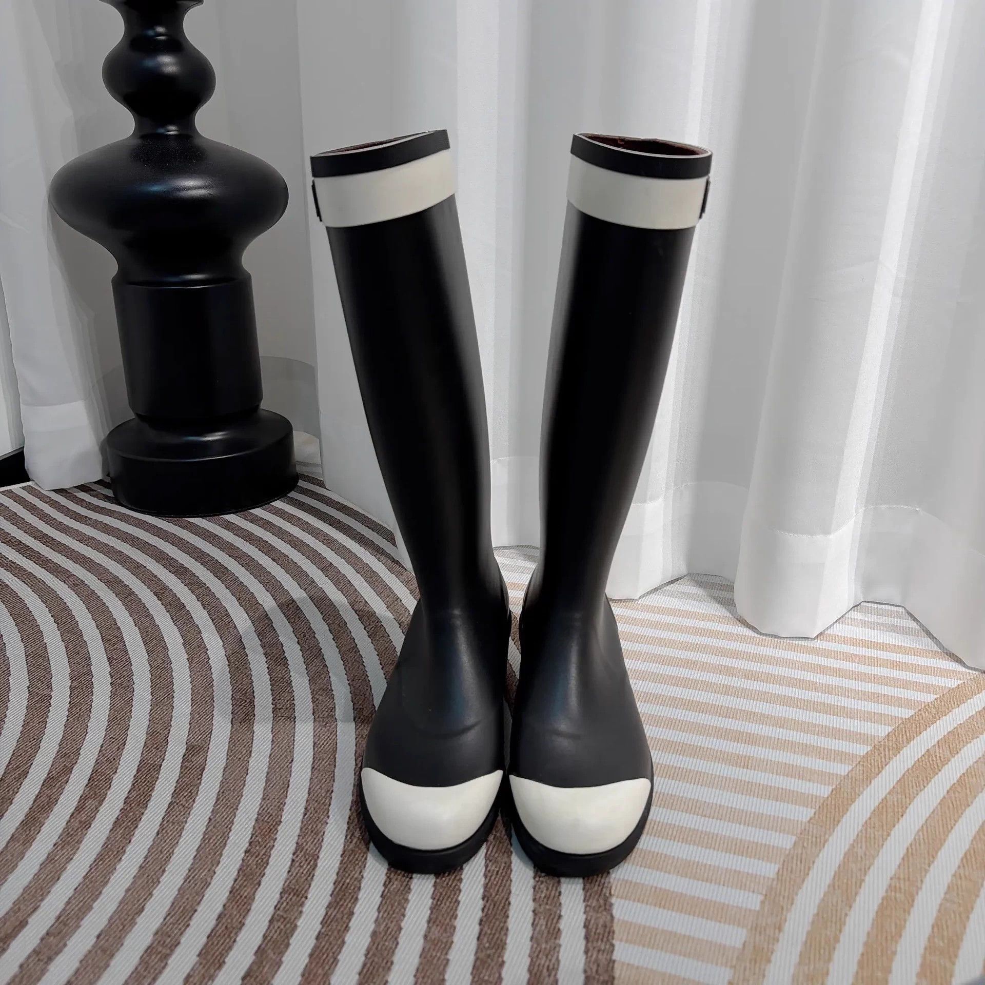 Chanel Chanel black and white colorblock rain boots women's 39 Size US 8 / IT 38 - 3 Thumbnail