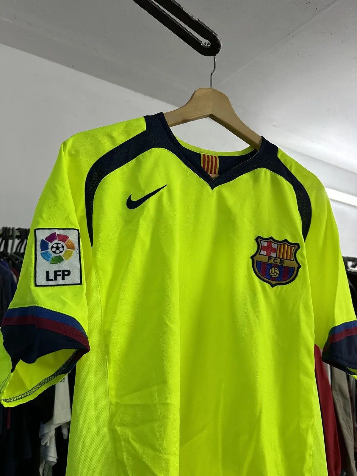 Nike F.C. Barcelona #10 Ronaldinho RARE SOCCER JERSEY Size US M / EU 48-50 / 2 - 3 Thumbnail