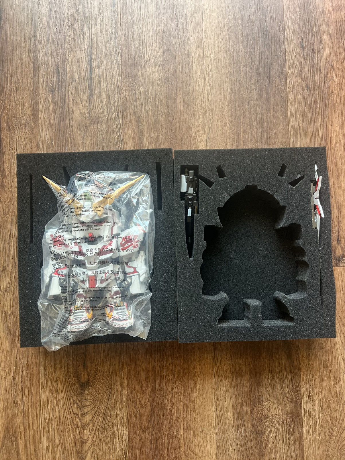 Nike Bandai Gundam x Nike SB Unicorn QMXV RX-0 Action Figure Size ONE SIZE - 2 Thumbnail