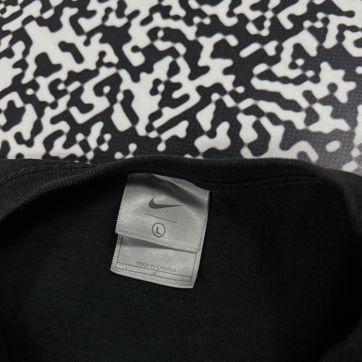 Nike Vintage 00s Nike Swoosh Logo Reflective Faded T-shirt Size US L / EU 52-54 / 3 - 11 Thumbnail