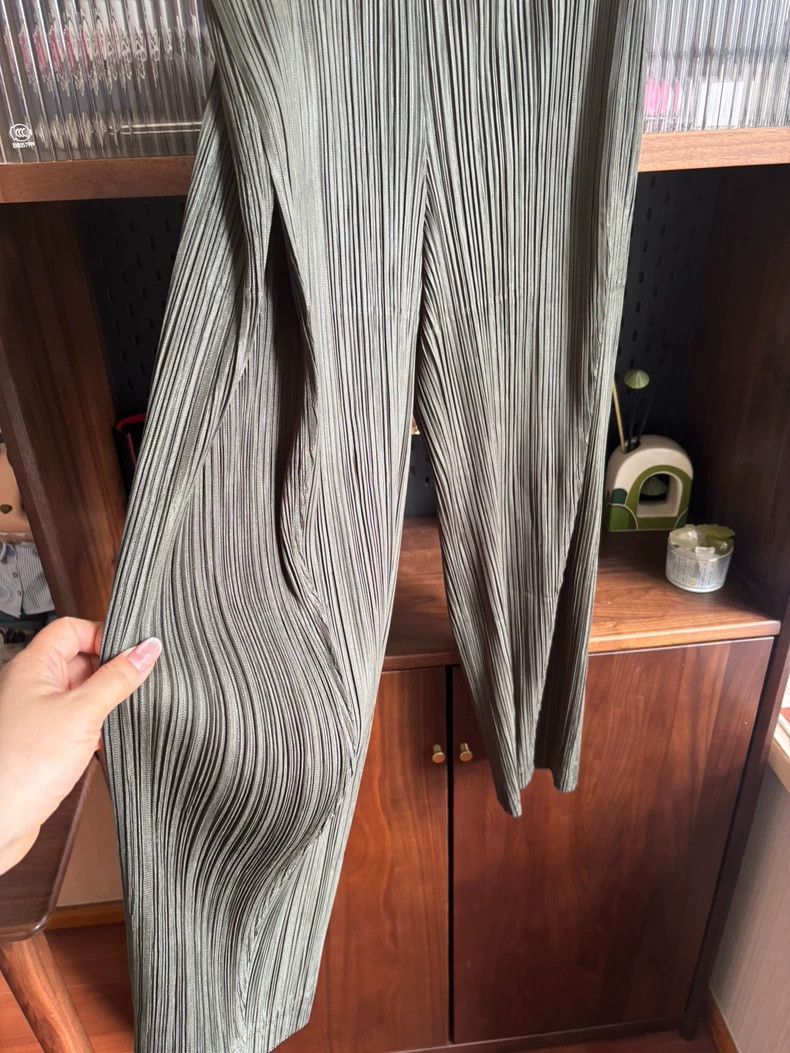 Issey Miyake Issey Miyake size:2 Black pleated trousers Size 22" - 4 Thumbnail