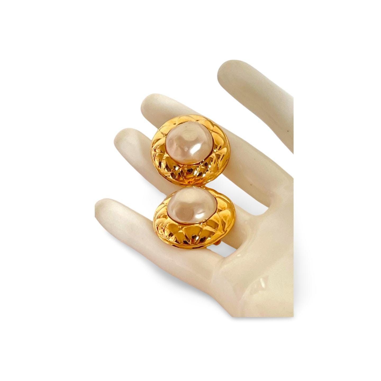 Chanel Vintage CHANEL golden round earrings with faux pearl Size ONE SIZE - 6 Thumbnail
