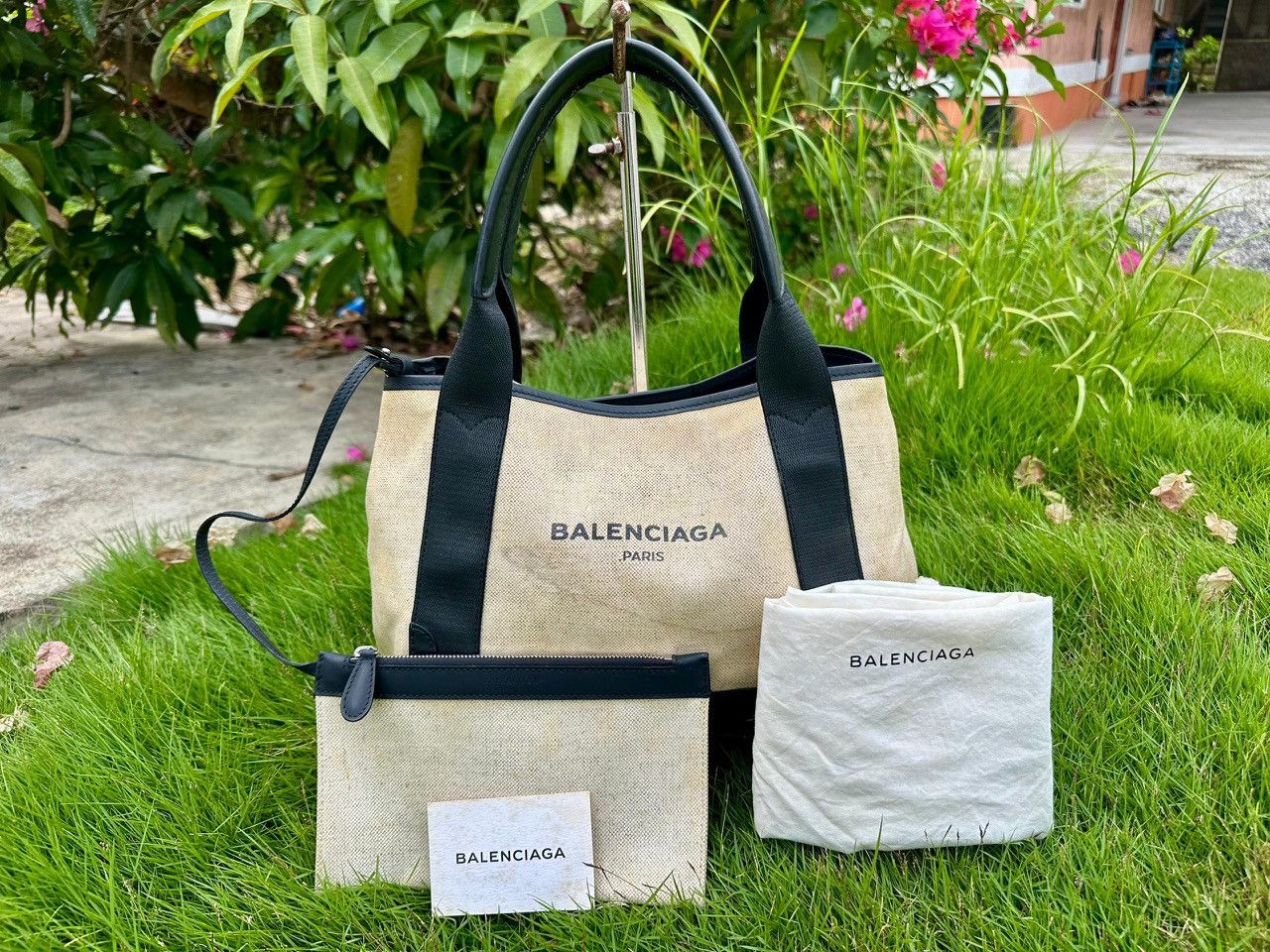 Balenciaga Authentic Balenciaga Navy Cabas Small in Beige Tote Bag Size ONE SIZE - 1 Thumbnail