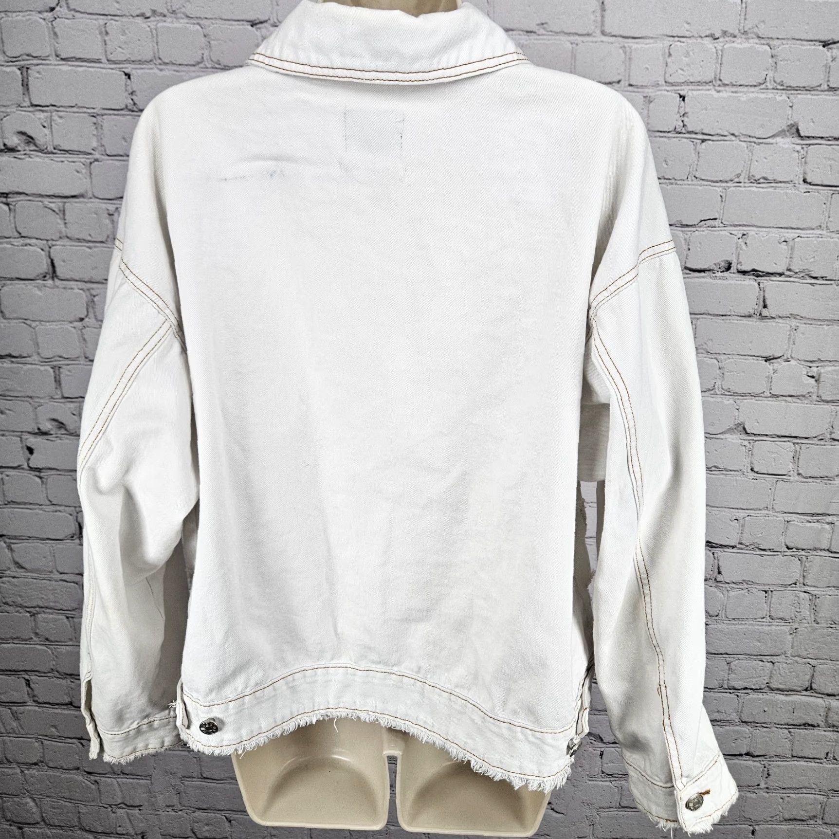 Bdg BDG Jacket Women's Denim White 100% Cotton Oversized Buttoned Distressed Large L 90s Fringe Pockets Collared Short Length Casual Chic Size 36" / US 14 / IT 50 - 2 Thumbnail