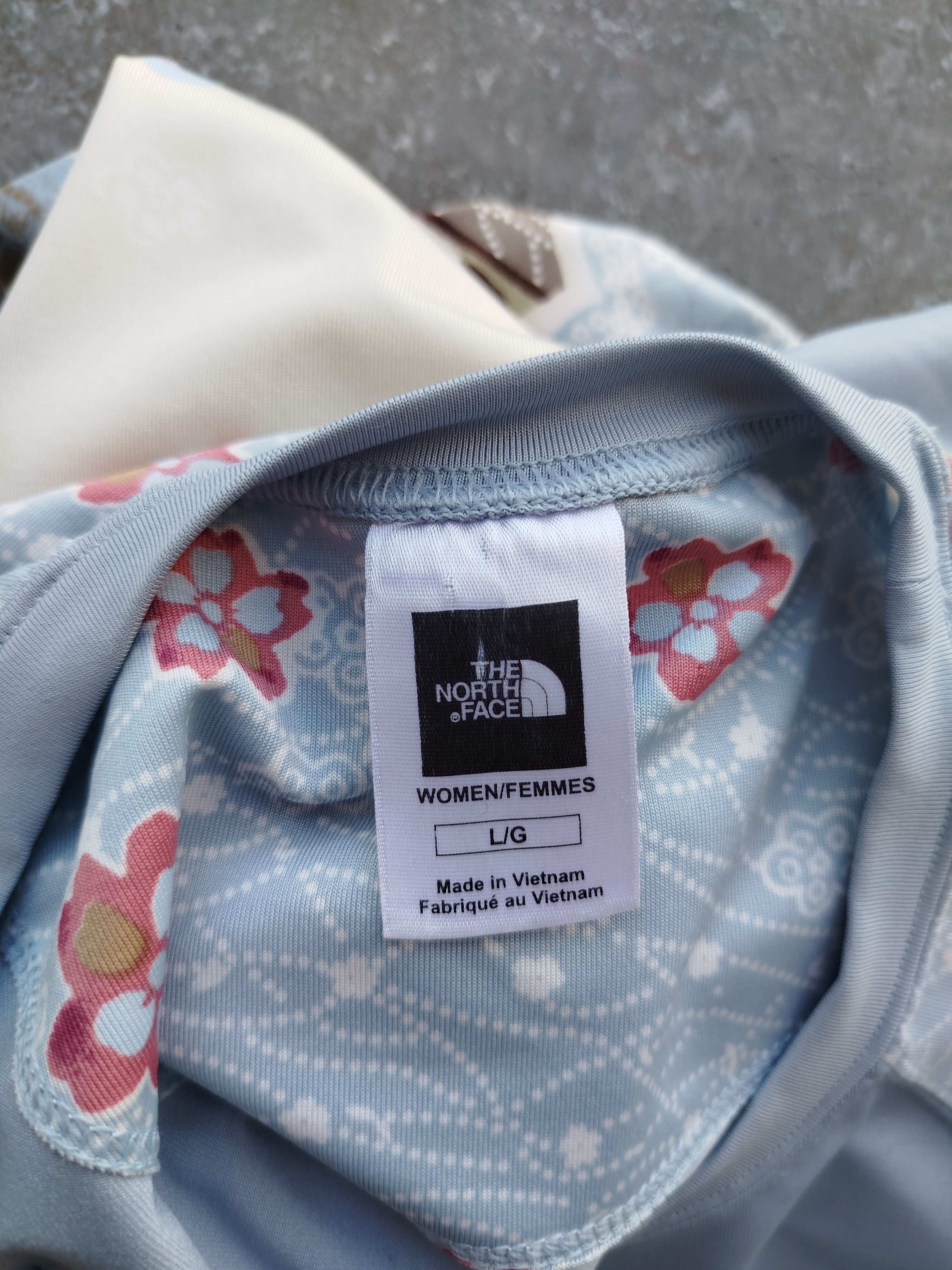 The North Face Womens Top Long Sleeve Blue Floral Lersey VaporWick Size L / US 10 / IT 46 - 14 Thumbnail
