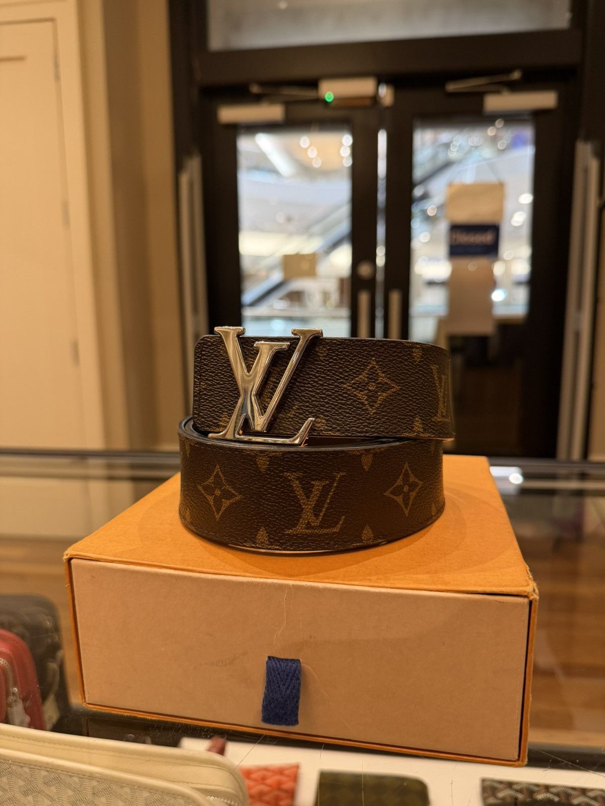 Louis Vuitton Louis Vuitton LV 40mm Reversible Monogram Leather Belt Size ONE SIZE - 1 Thumbnail