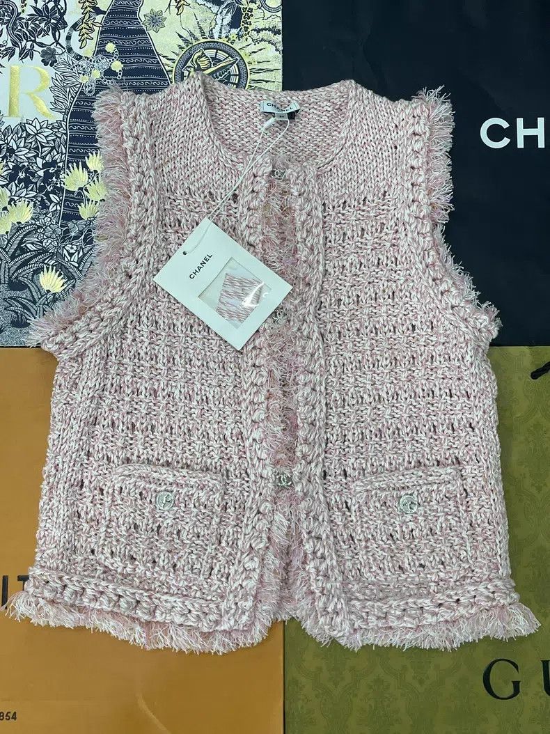 Chanel 25S pink knitted tassel vest
