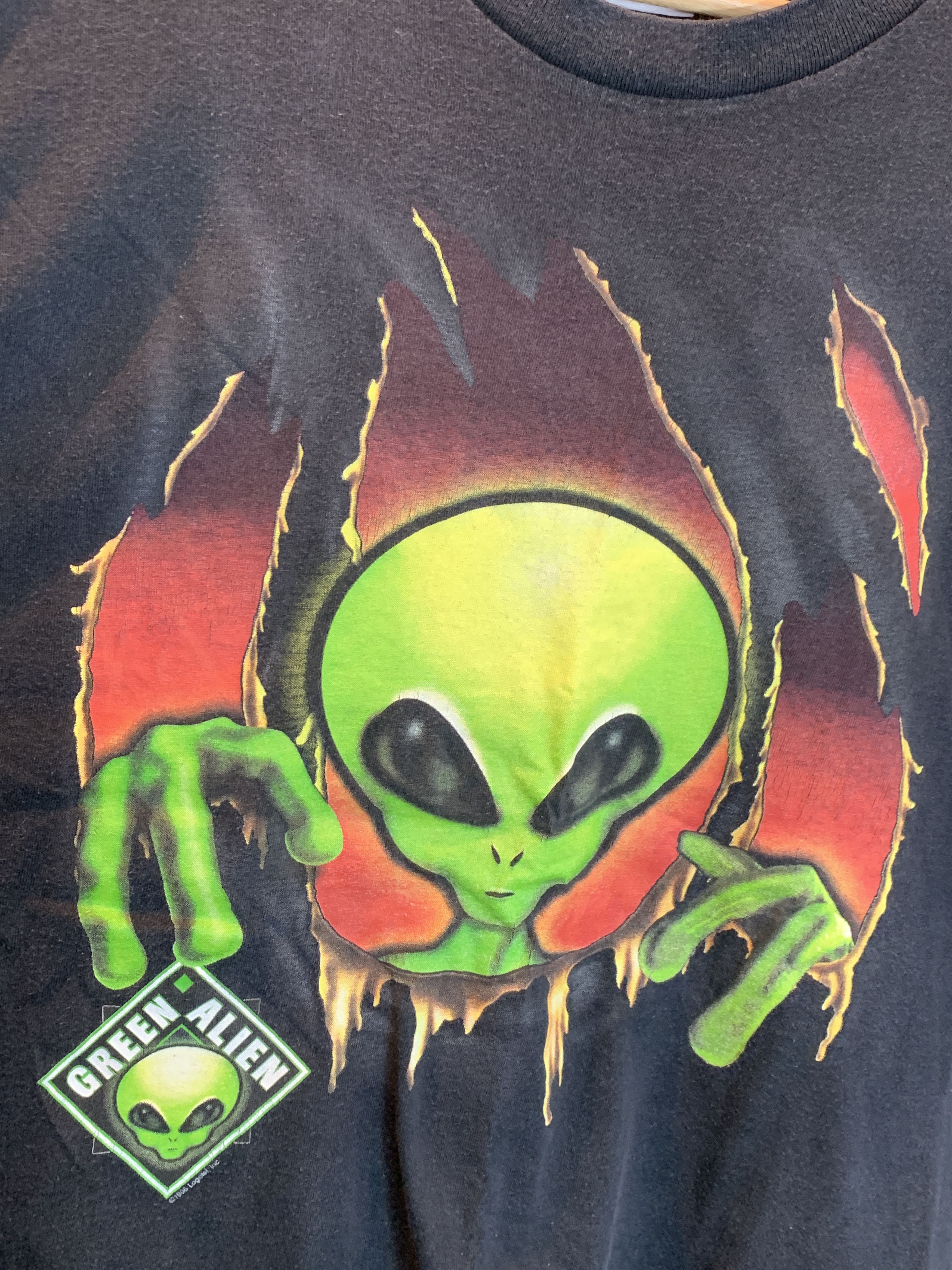 Vintage *RARE* Vintage 90’s Green Alien Single Stitch Art T-Shirt Size US XL / EU 56 / 4 - 2 Thumbnail