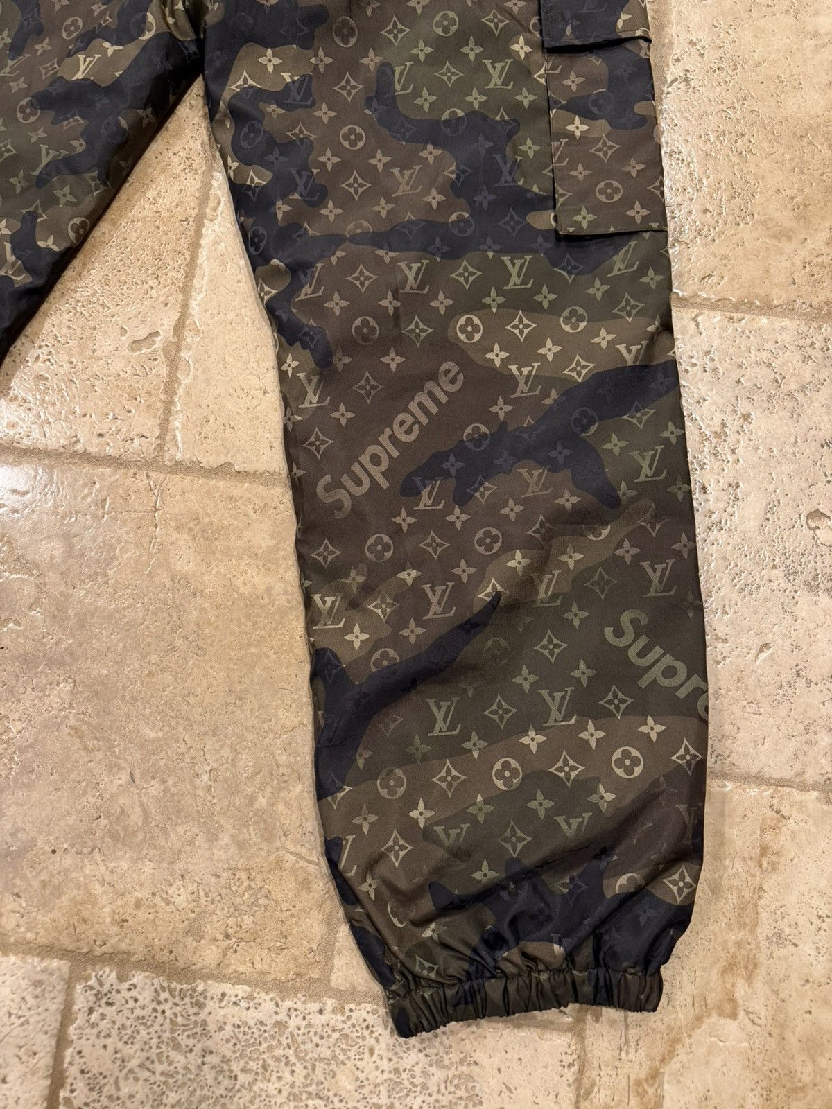 Louis Vuitton × Supreme Louis Vuitton x Supreme Monogram Camo Nylon Jogger Pants Size US 36 / EU 52 - 8 Thumbnail