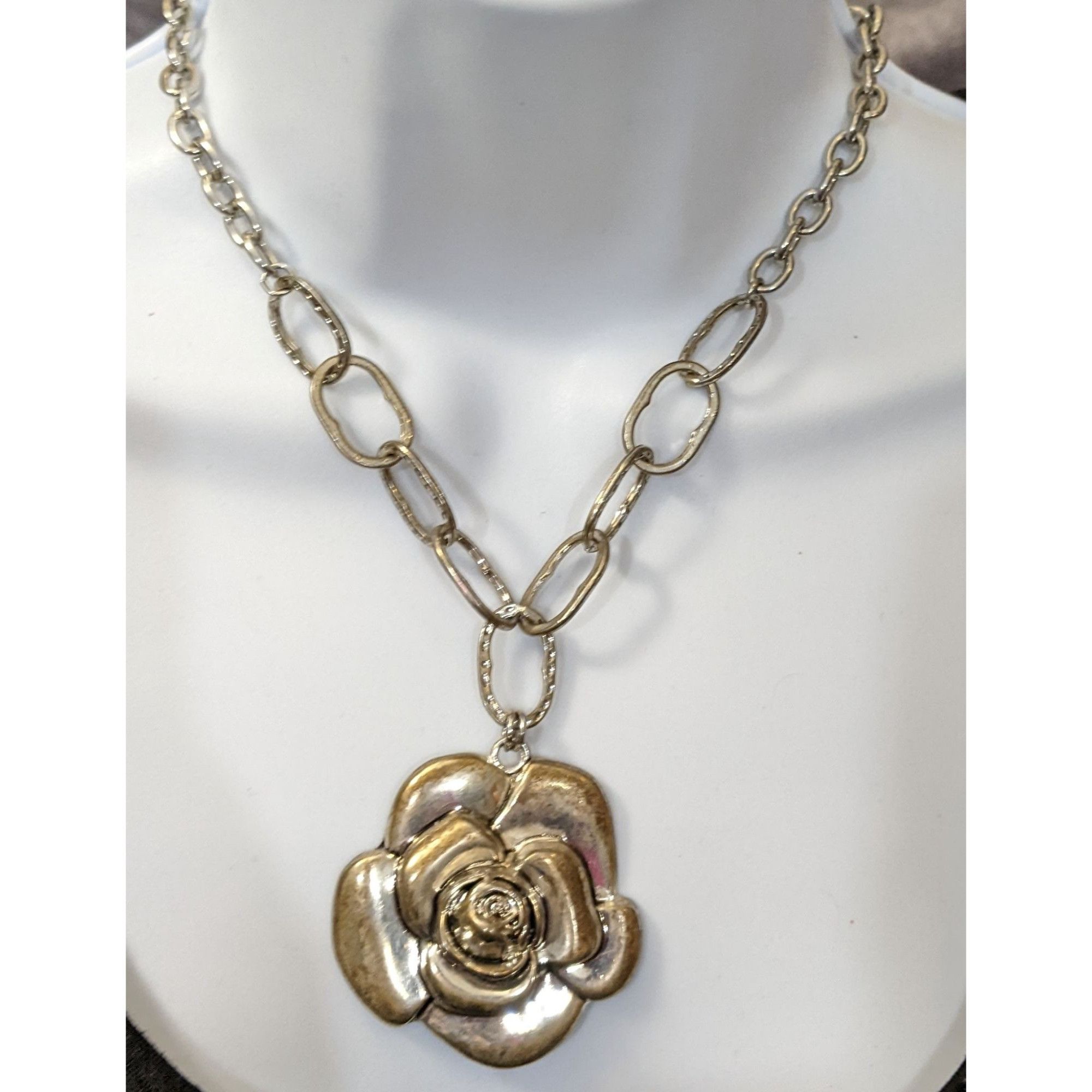 Other Silver Metal Chunky Flower Pendant Necklace Size ONE SIZE - 1 Thumbnail