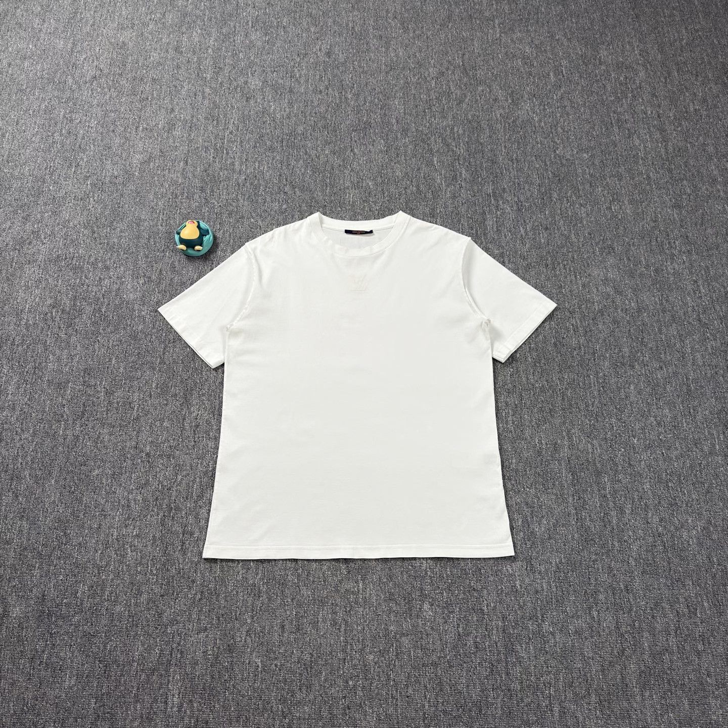 Louis Vuitton LV Embossed Logo White Short-Sleeve Size US XL / EU 56 / 4 - 1 Thumbnail