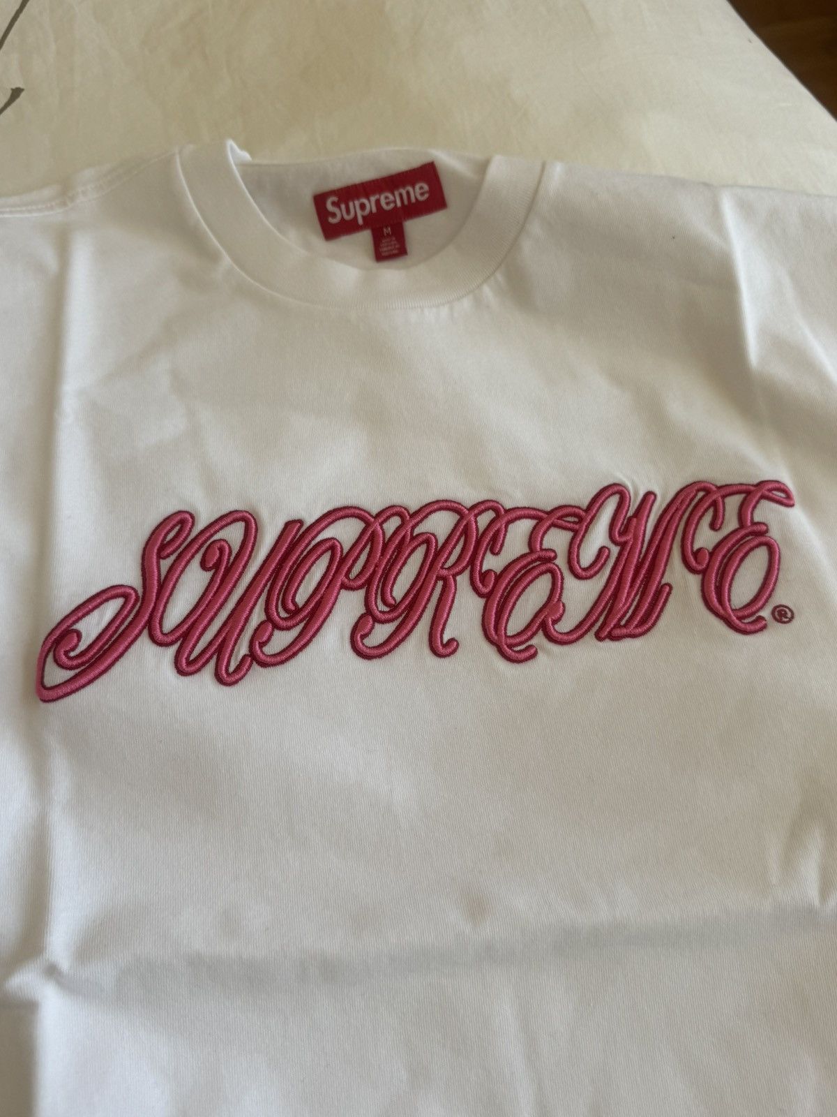Supreme SUPREME Script logo white/pink Tee size M (STEAL) Size US M / EU 48-50 / 2 - 2 Thumbnail